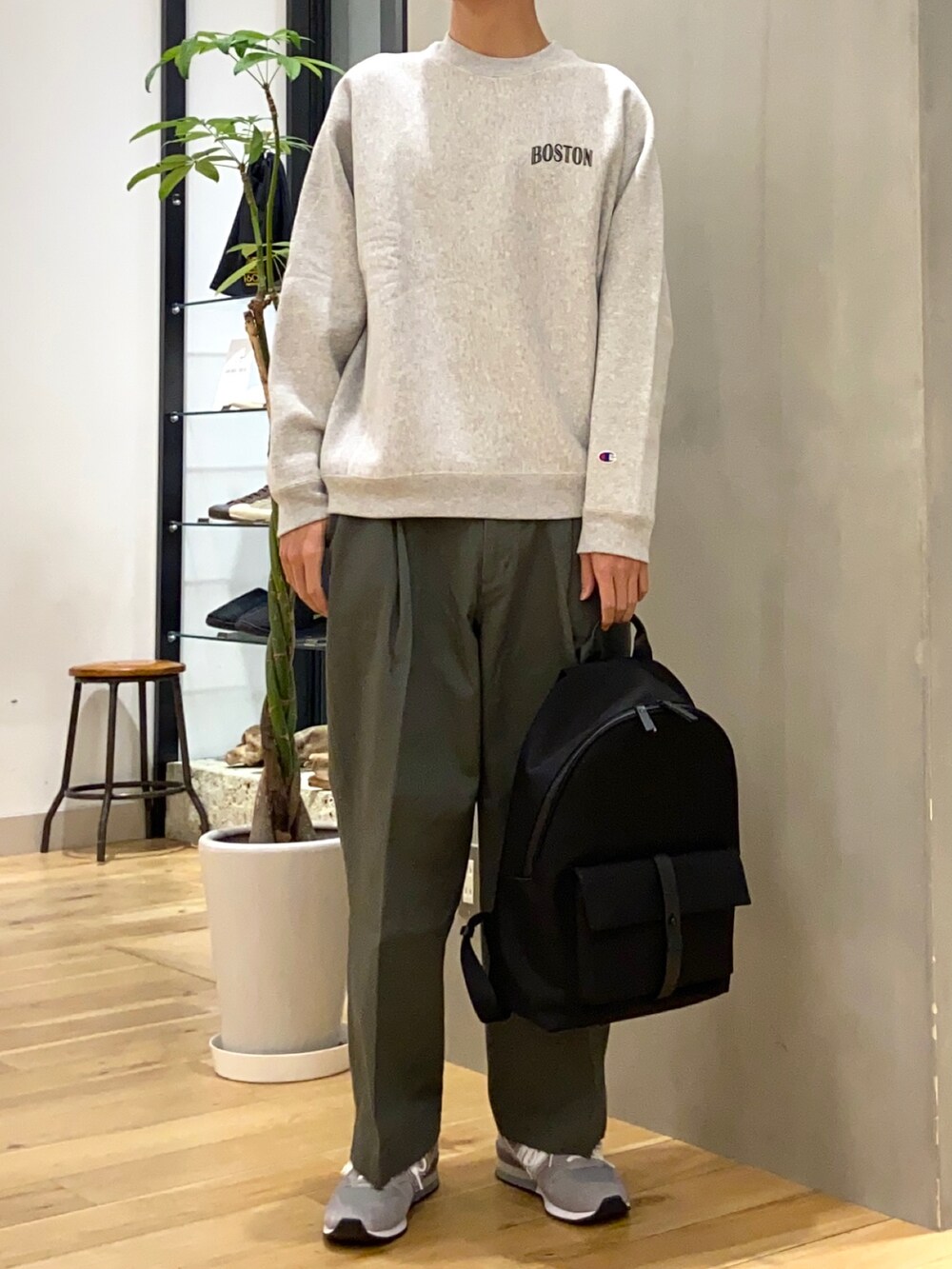 グレー系のスウェット、グリーン系のその他パンツ、グレー系のその他を着用したメンズの秋コーディネートの3枚目の写真