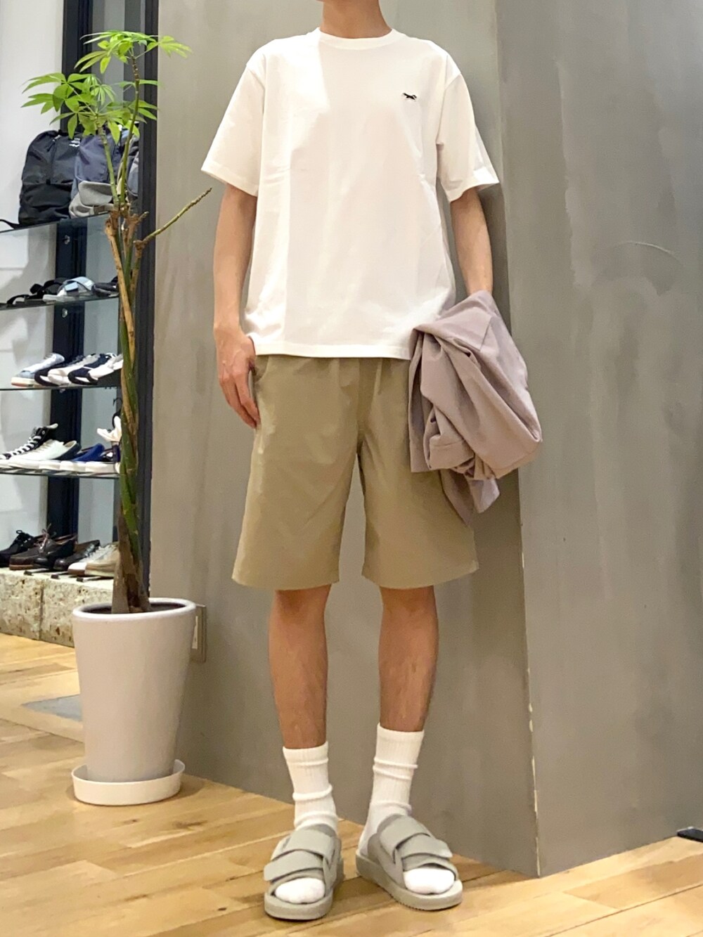 ピンク系のシャツ/ブラウス、ホワイト系のTシャツ/カットソー、ベージュ系のその他パンツを着用したメンズの春コーディネートの2枚目の写真