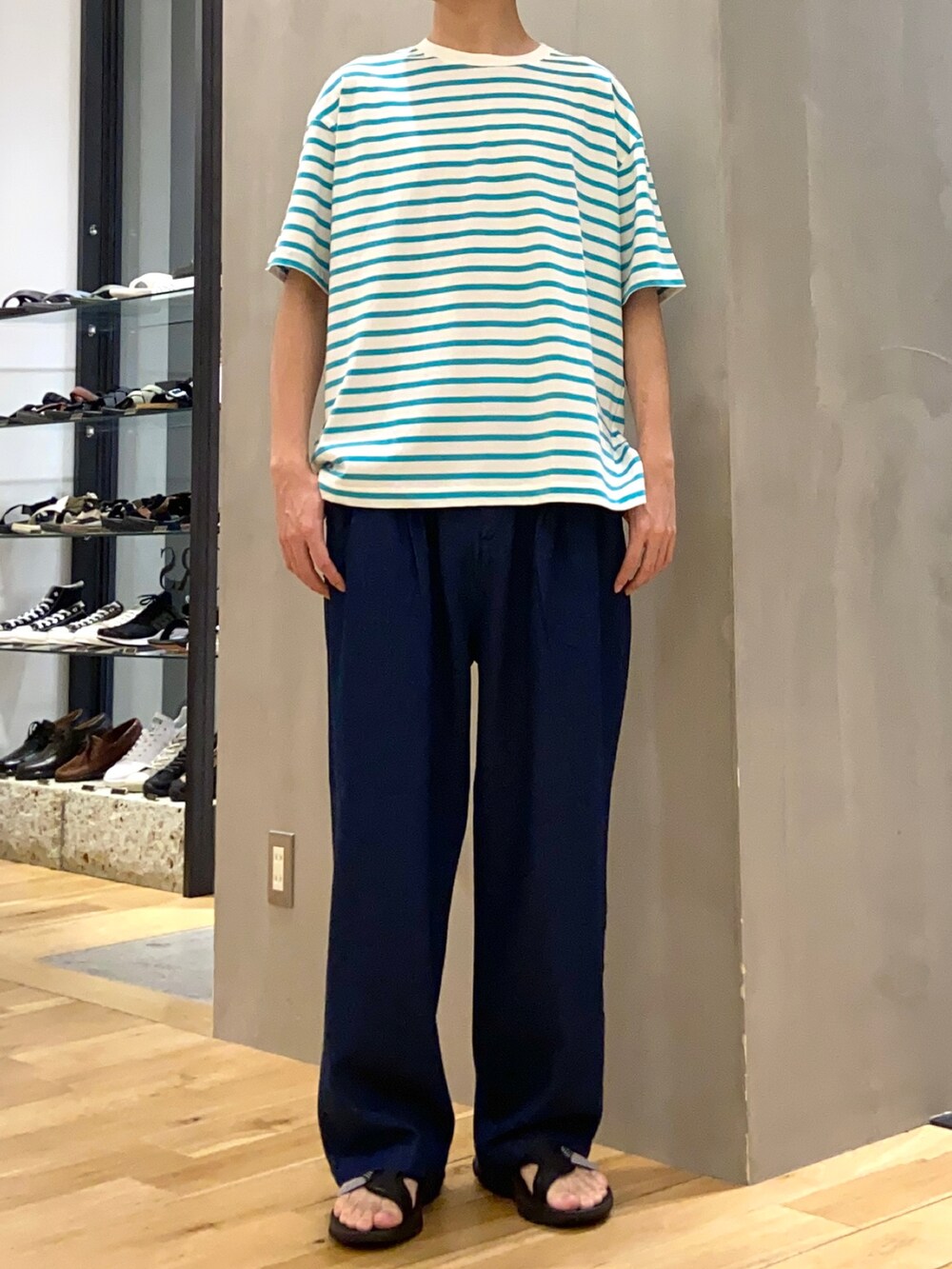 ブルー系のTシャツ/カットソー、ブルー系のデニムパンツを着用したメンズの夏コーディネートの3枚目の写真