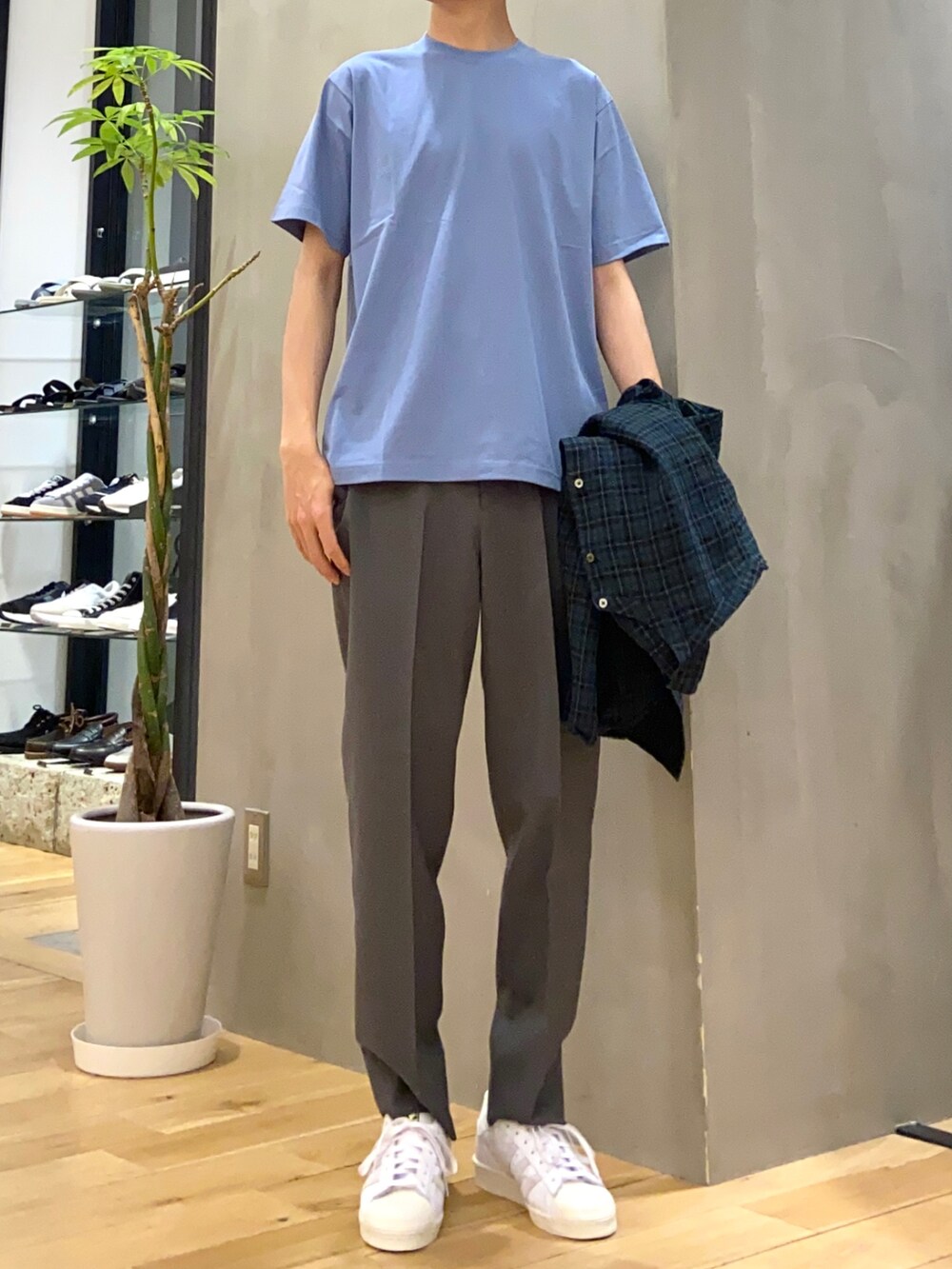 グリーン系のシャツ/ブラウス、ブルー系のTシャツ/カットソー、グレー系のその他パンツを着用したメンズの春コーディネートの2枚目の写真