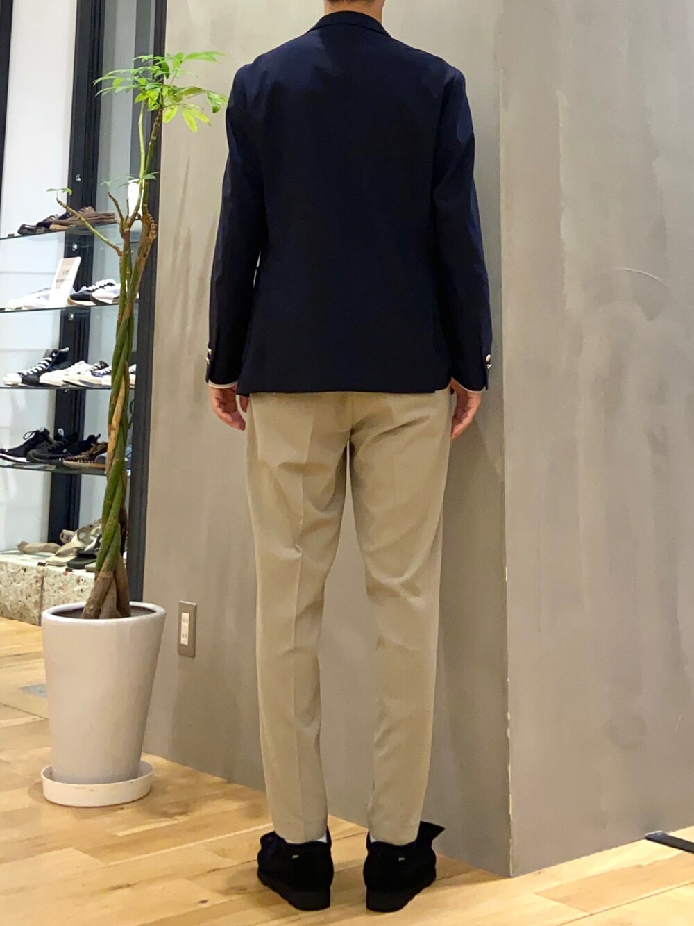 ブルー系のその他アウター、ホワイト系のTシャツ/カットソー、ベージュ系のスーツパンツを着用したメンズの秋コーディネートの4枚目の写真