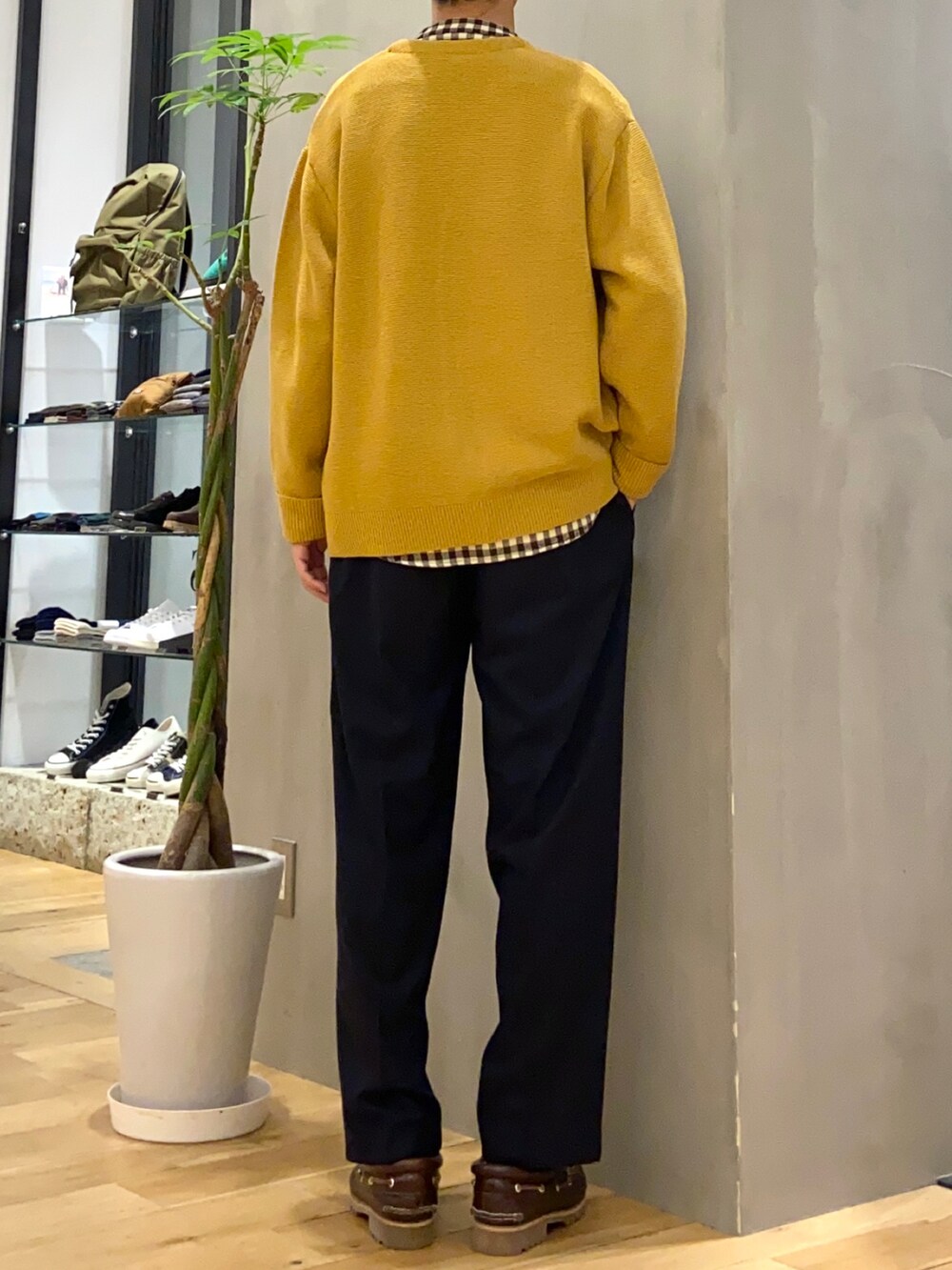 イエロー系のカーディガン/ボレロ、その他のシャツ/ブラウス、ブラウン系のスニーカーを着用したメンズの冬コーディネートの3枚目の写真