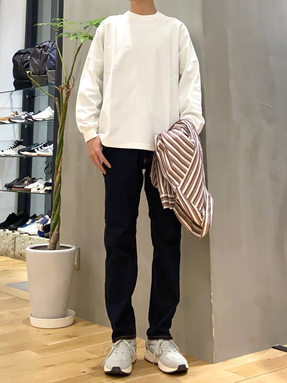 ブラウン系のシャツ/ブラウス、ホワイト系のTシャツ/カットソー、ブルー系のその他パンツを着用したメンズの春コーディネートの2枚目の写真