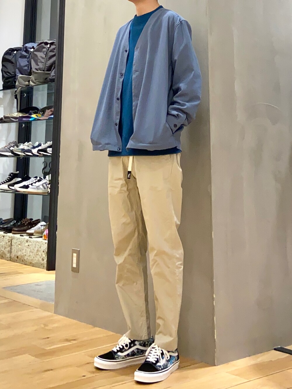 ブルー系のその他アウター、ブルー系のスウェット、ベージュ系のその他パンツを着用したメンズの春コーディネートの3枚目の写真