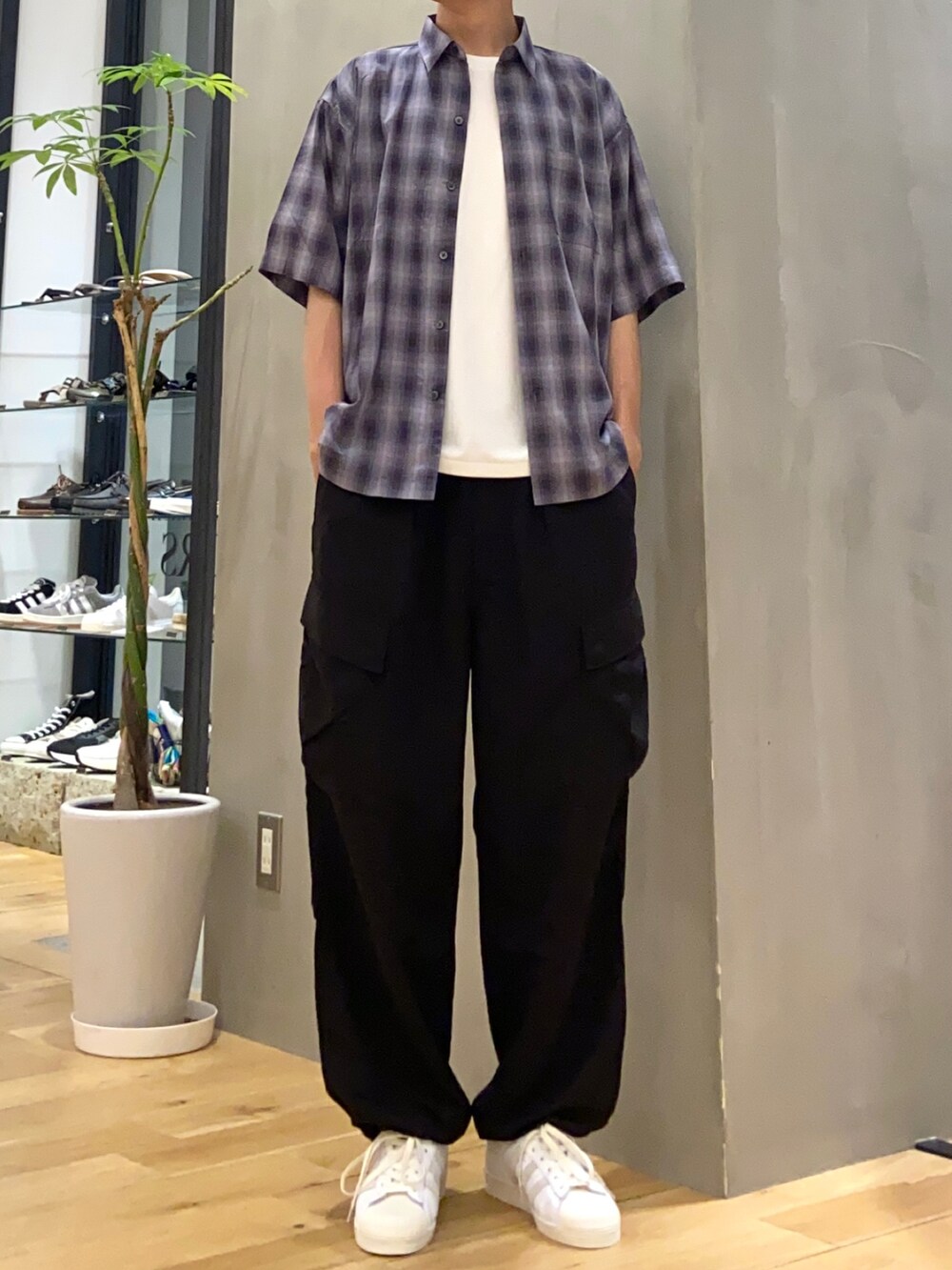 グレー系のシャツ/ブラウス、ホワイト系のTシャツ/カットソー、ブラック系のその他パンツを着用したメンズの夏コーディネートの3枚目の写真