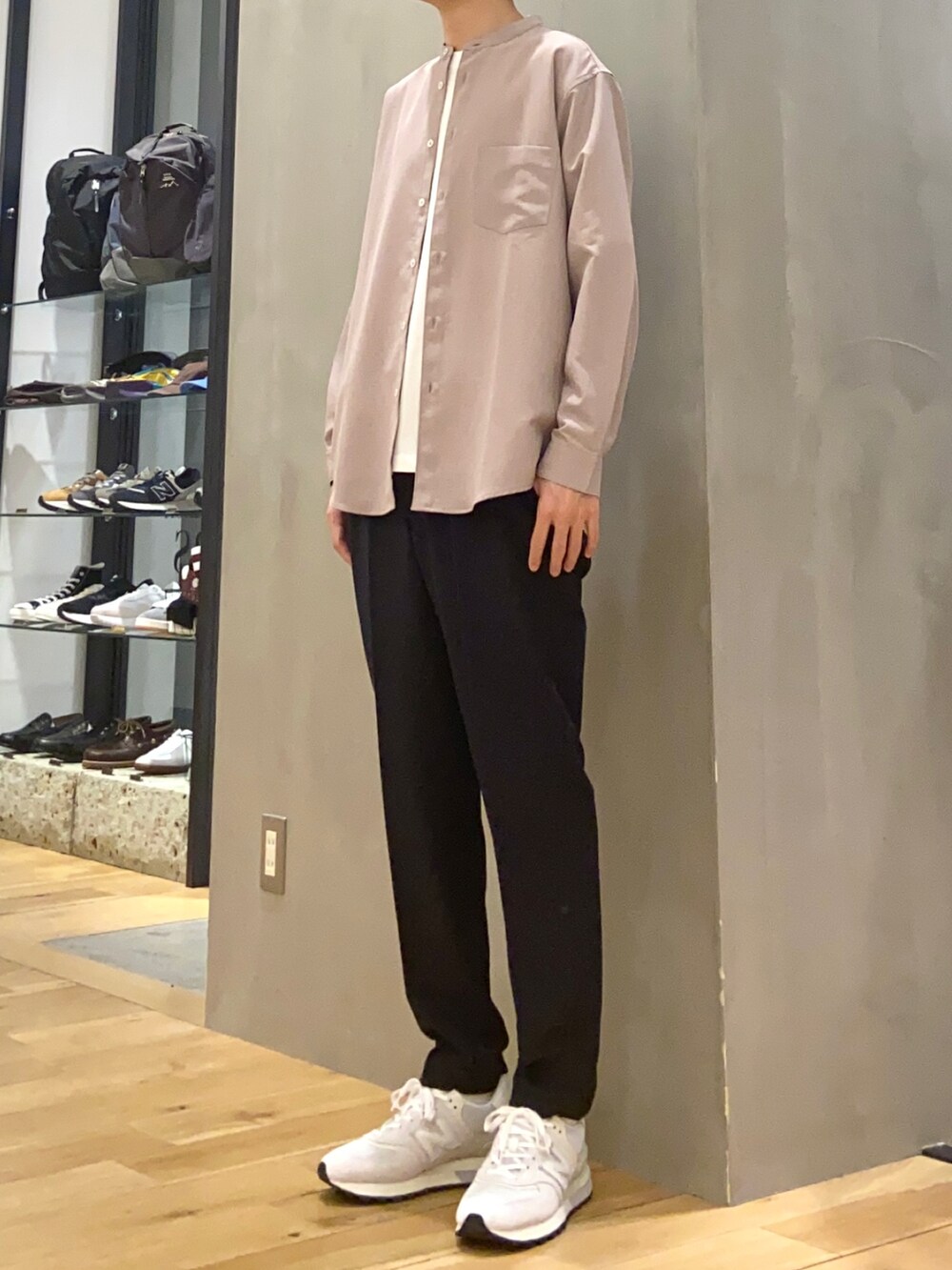 ピンク系のシャツ/ブラウス、ホワイト系のTシャツ/カットソー、ブルー系のスーツパンツを着用したメンズの春コーディネートの3枚目の写真