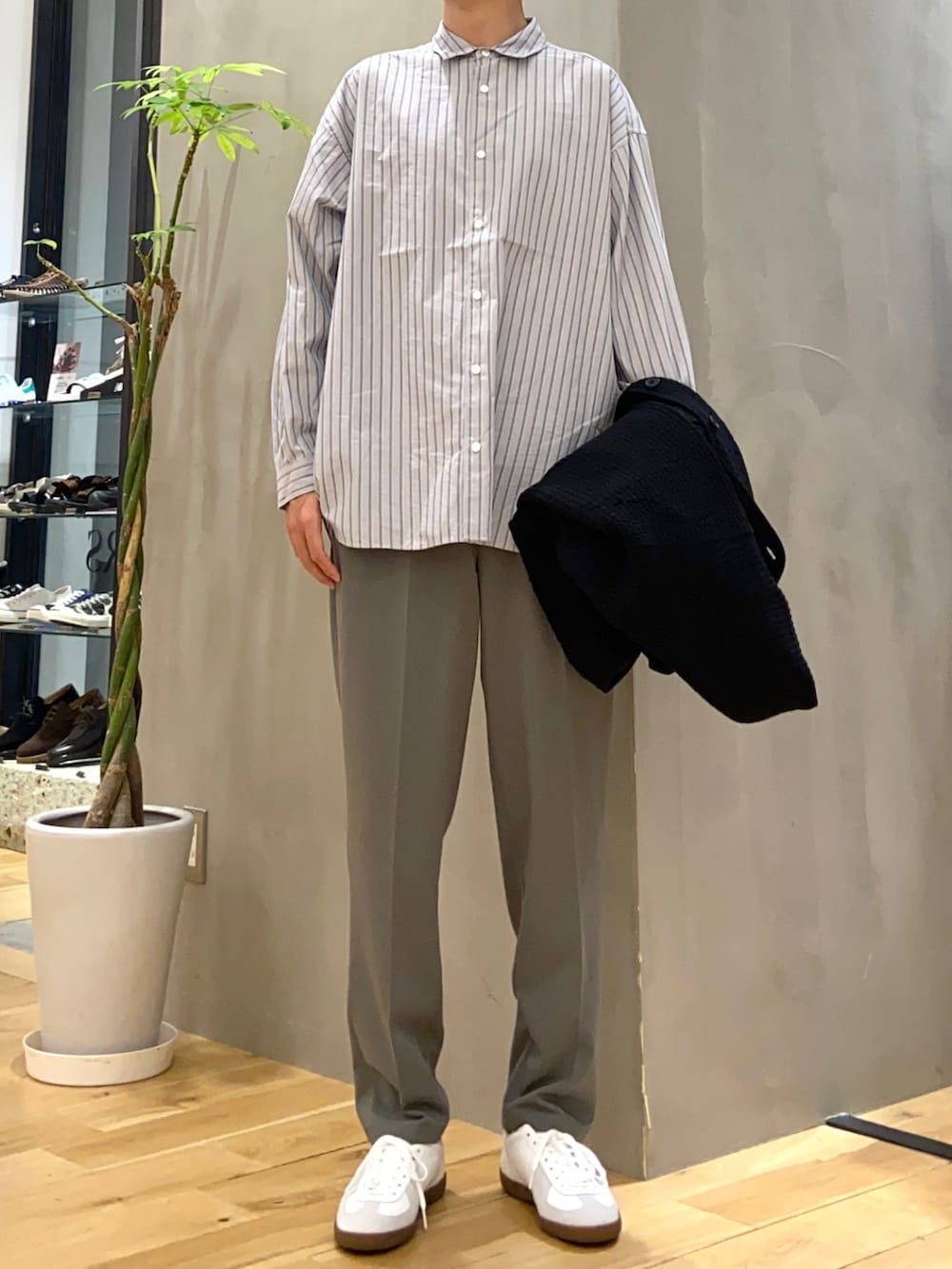ブラック系のブルゾン、グレー系のシャツ/ブラウス、グリーン系のその他パンツを着用したメンズの秋コーディネートの2枚目の写真