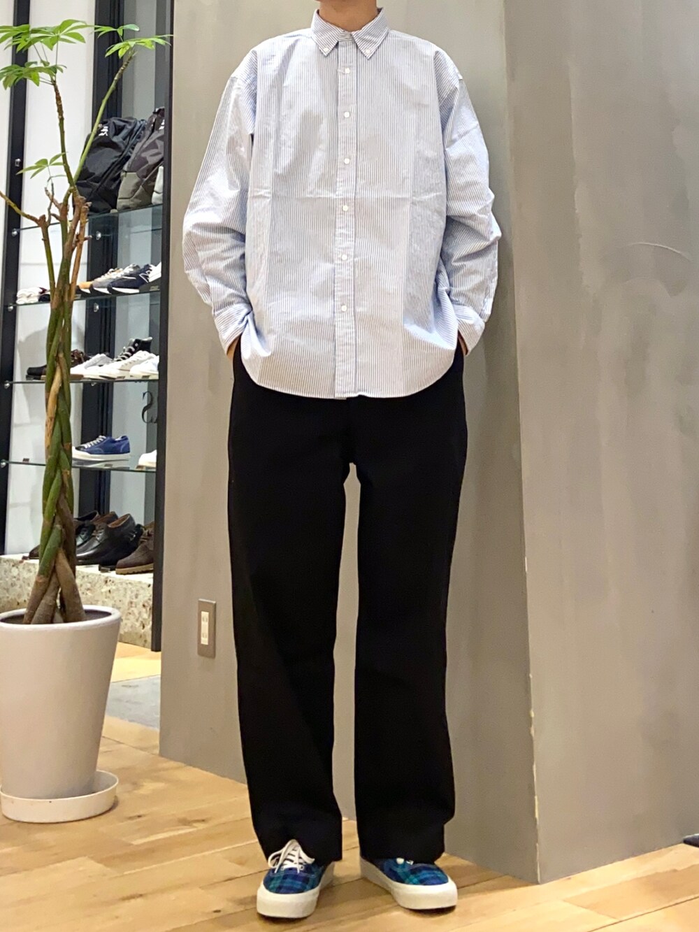 ブルー系のカバーオール、その他のシャツ/ブラウス、ブラック系のその他パンツを着用したメンズの冬コーディネートの2枚目の写真