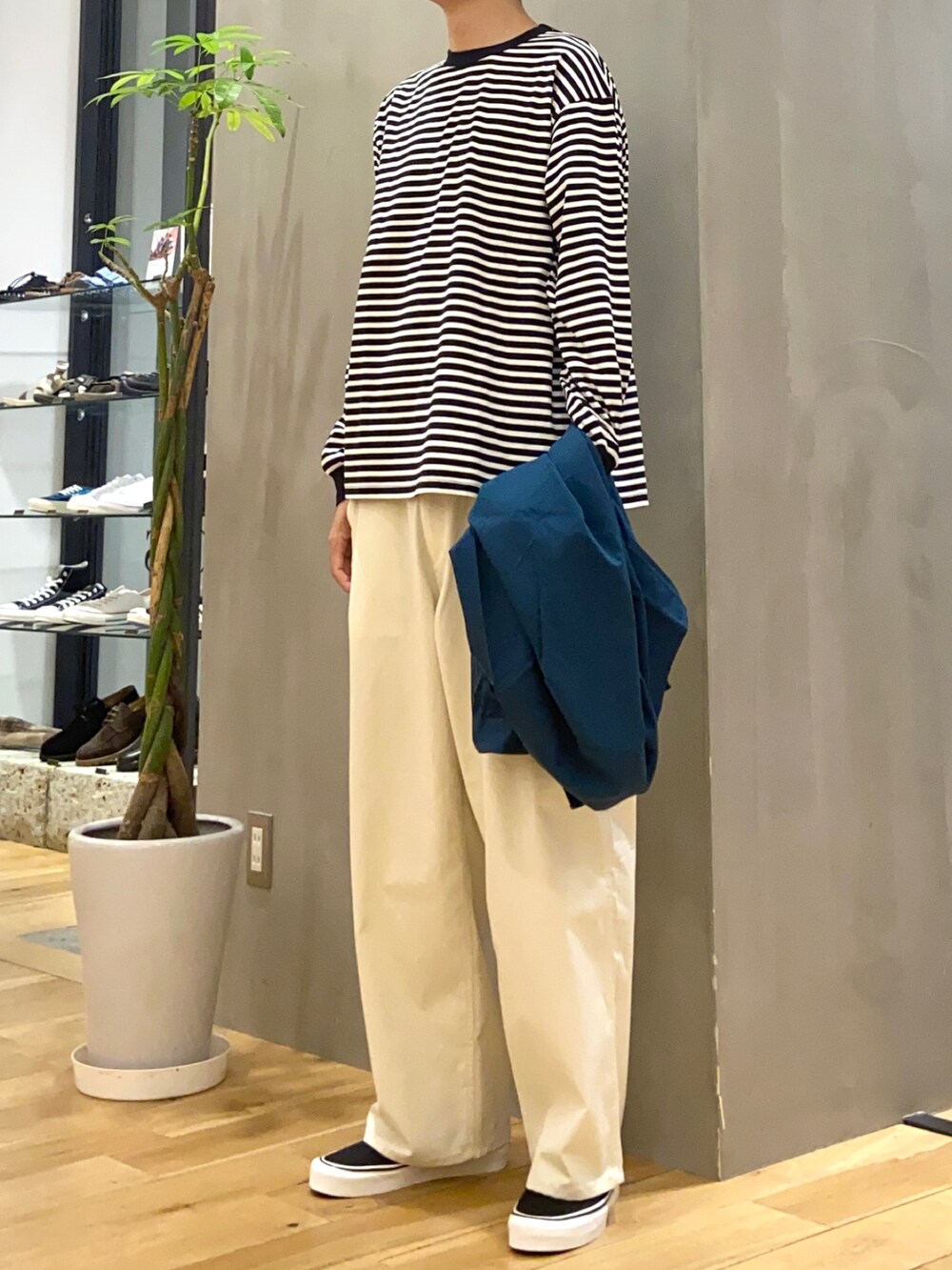 グリーン系のシャツ/ブラウス、ブラック系のTシャツ/カットソー、ホワイト系のその他パンツを着用したメンズの秋コーディネートの2枚目の写真