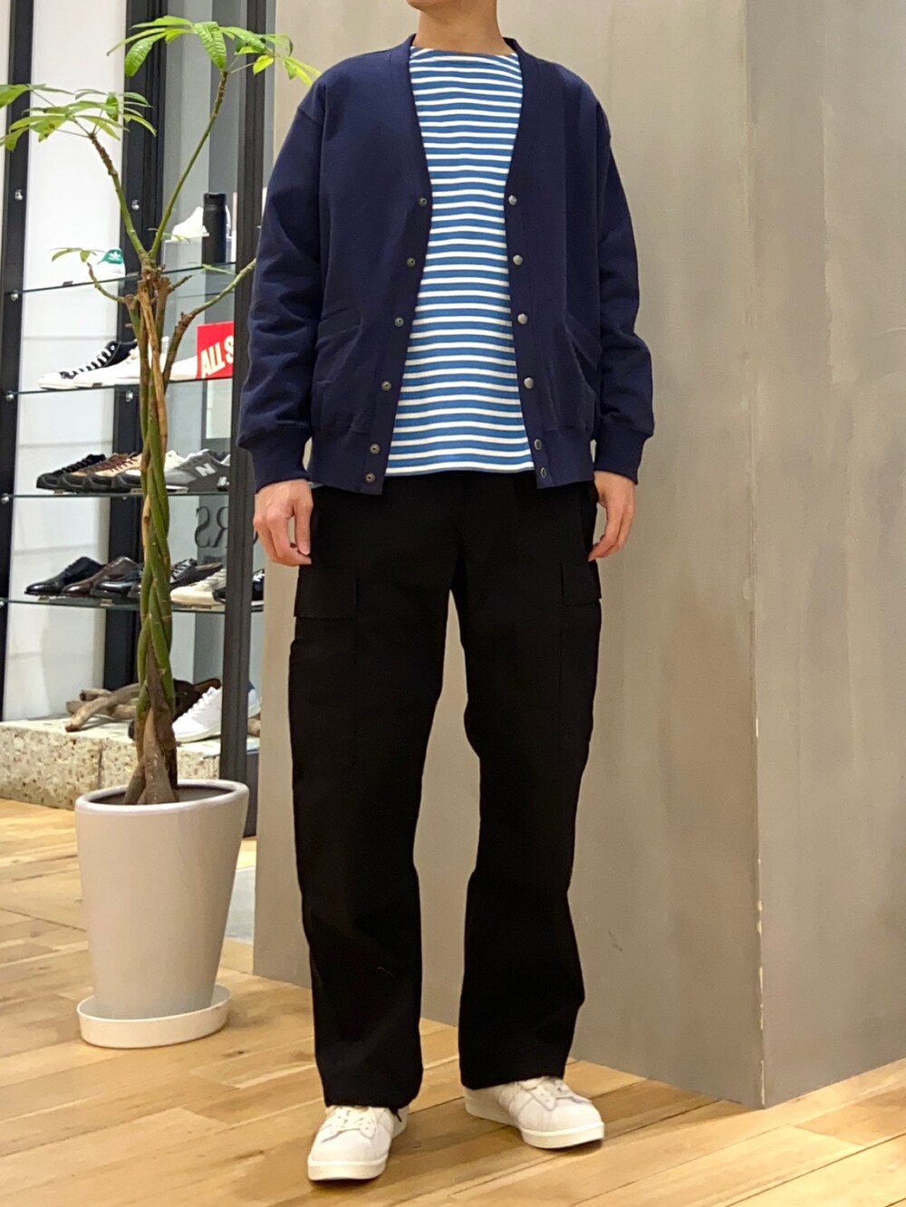 ブルー系のカーディガン/ボレロ、ホワイト系のTシャツ/カットソー、ベージュ系のスニーカーを着用したメンズの春コーディネートの3枚目の写真