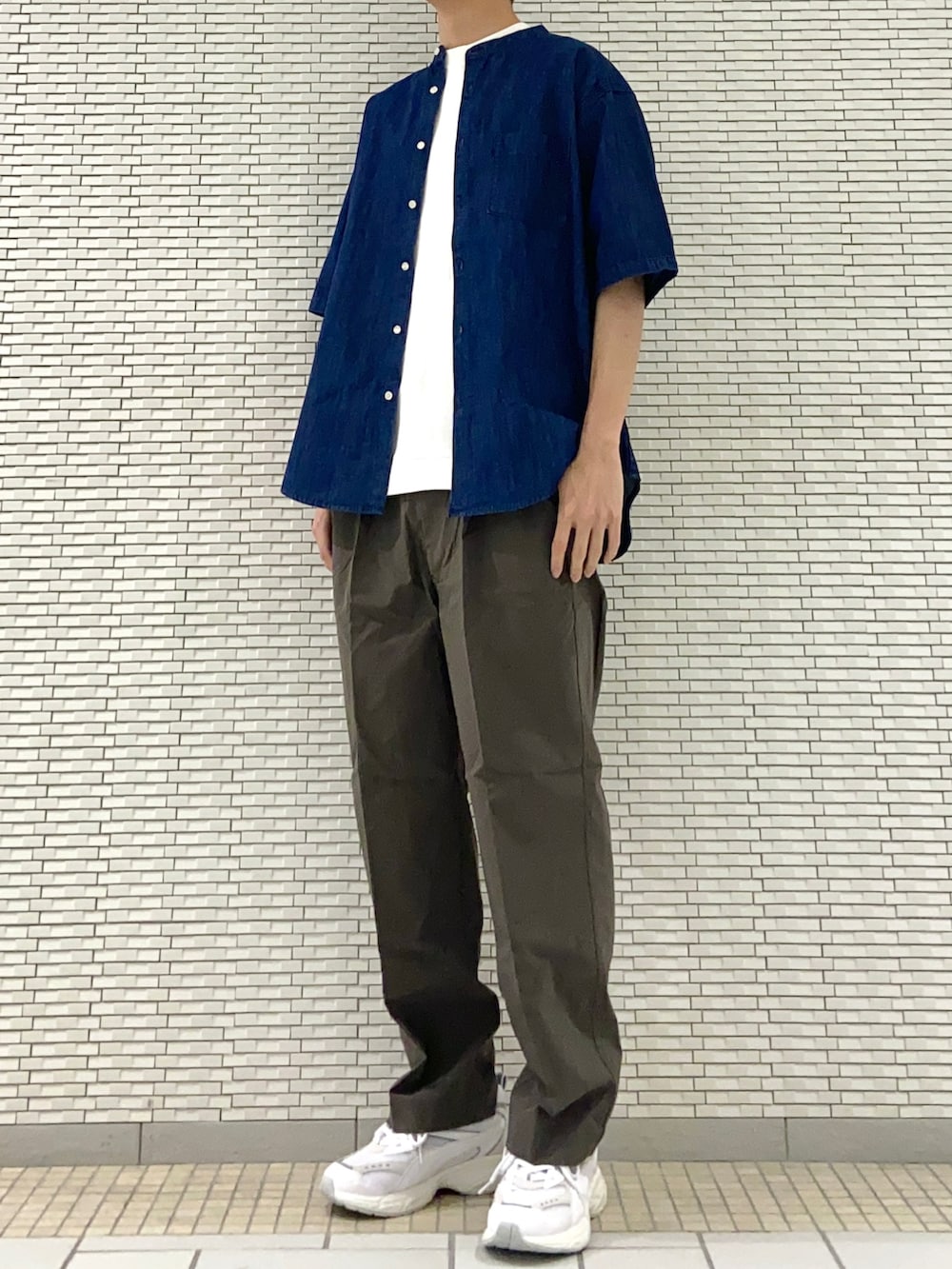 ブルー系のシャツ/ブラウス、ホワイト系のTシャツ/カットソー、グリーン系のその他パンツを着用したメンズの春コーディネートの3枚目の写真