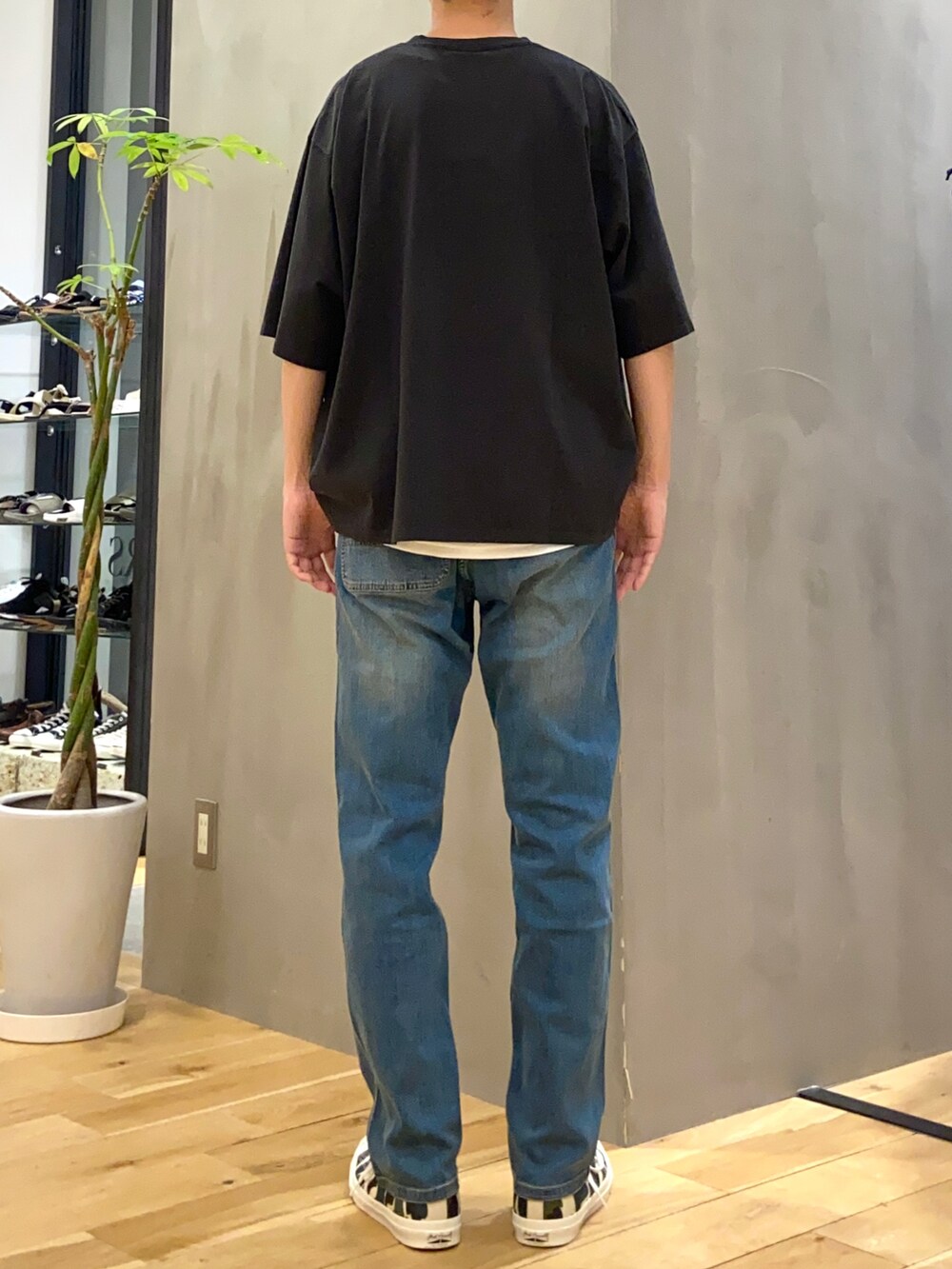 ブラック系のTシャツ/カットソー、ホワイト系のタンクトップ、ブルー系のその他パンツを着用したメンズの夏コーディネートの3枚目の写真