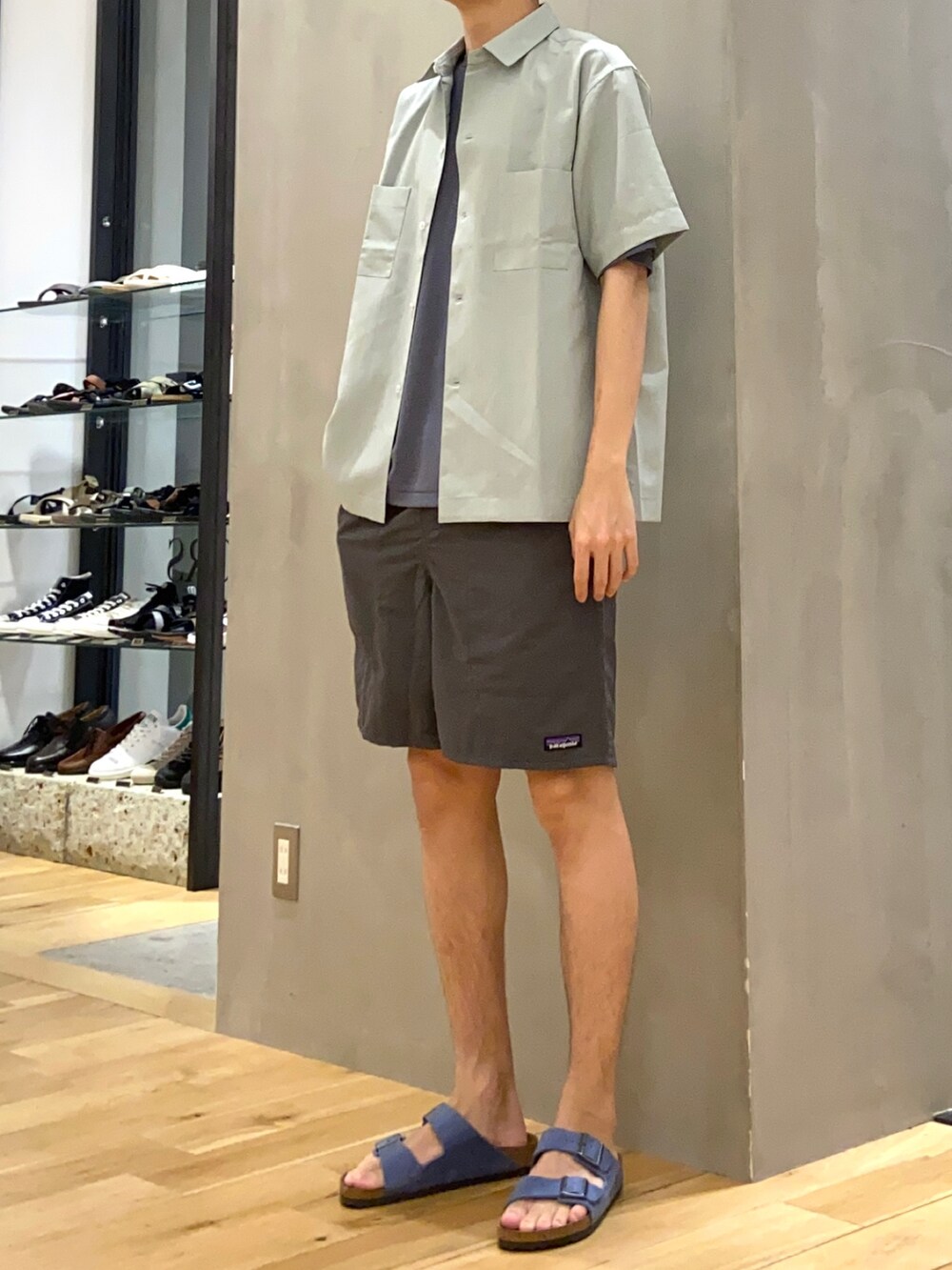 ブルー系のシャツ/ブラウス、ブルー系のTシャツ/カットソー、ブルー系のサンダルを着用したメンズの夏コーディネートの2枚目の写真