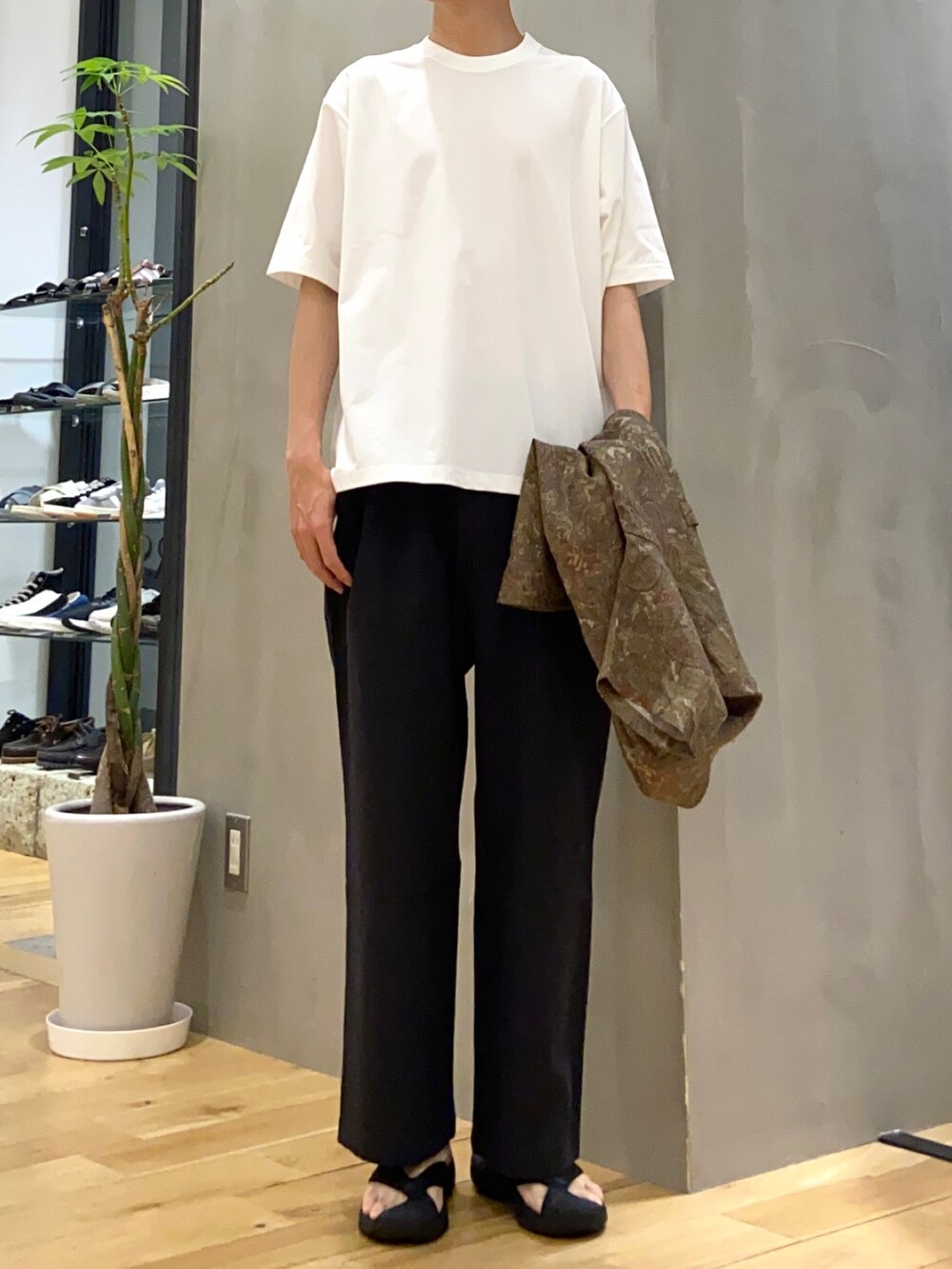 ブラウン系のシャツ/ブラウス、ホワイト系のTシャツ/カットソー、ブラック系のその他パンツを着用したメンズの春コーディネートの3枚目の写真