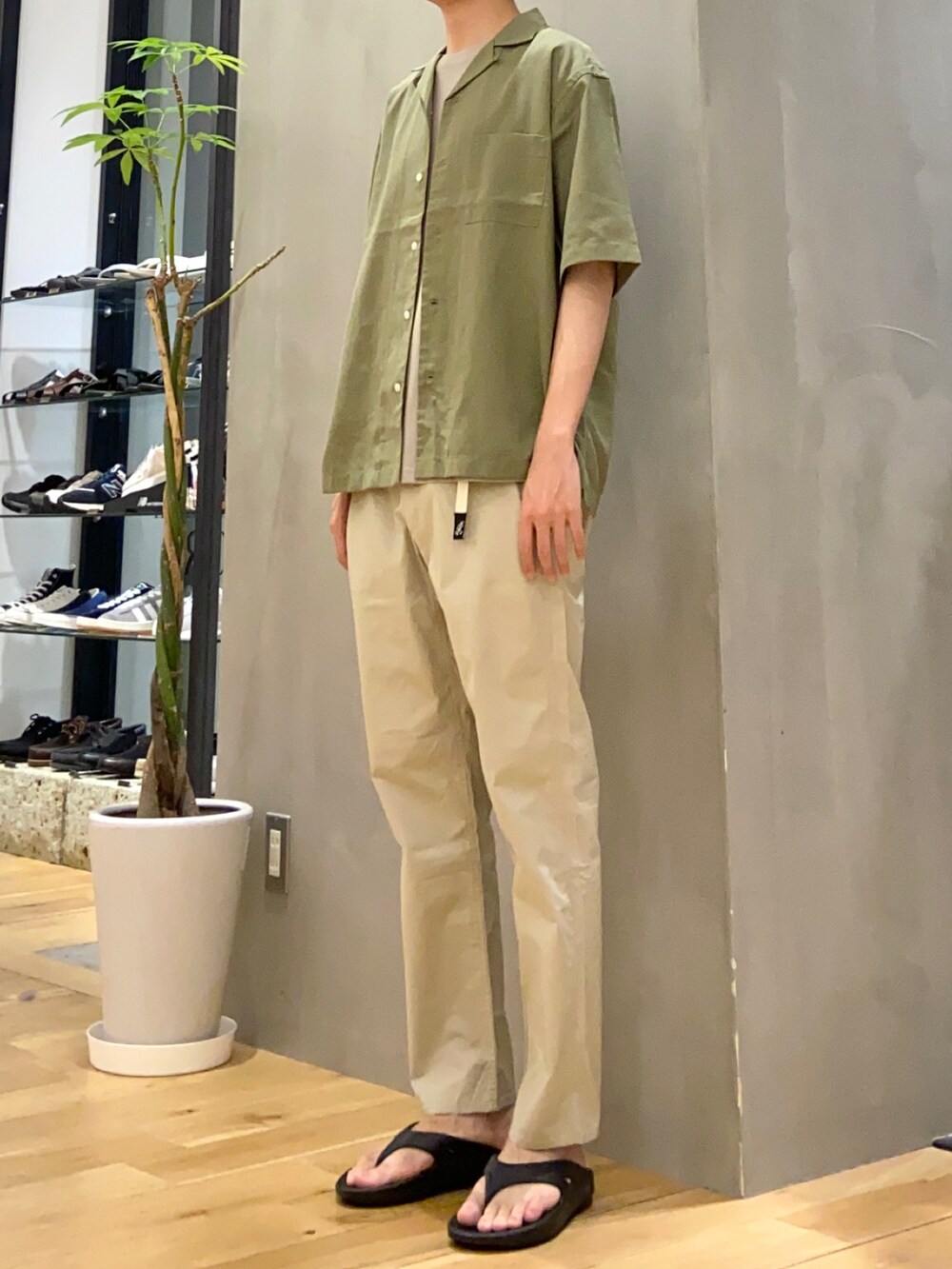 グリーン系のシャツ/ブラウス、グレー系のTシャツ/カットソー、ベージュ系のその他パンツを着用したメンズの夏コーディネートの2枚目の写真
