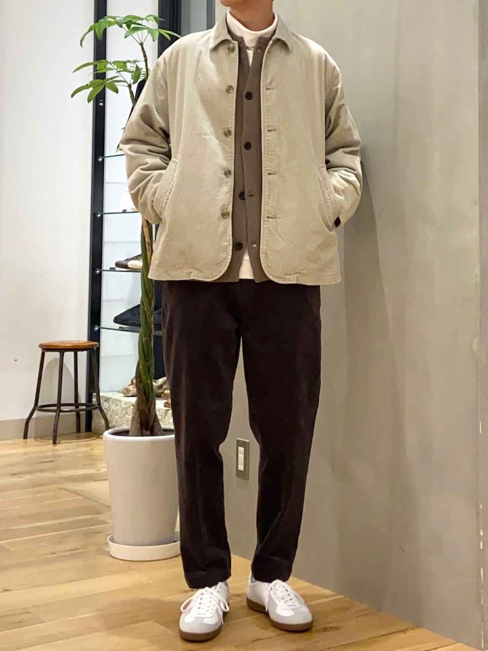 ホワイト系のカバーオール、ブラウン系のカーディガン/ボレロ、ブラウン系のその他パンツを着用したメンズの秋コーディネートの3枚目の写真