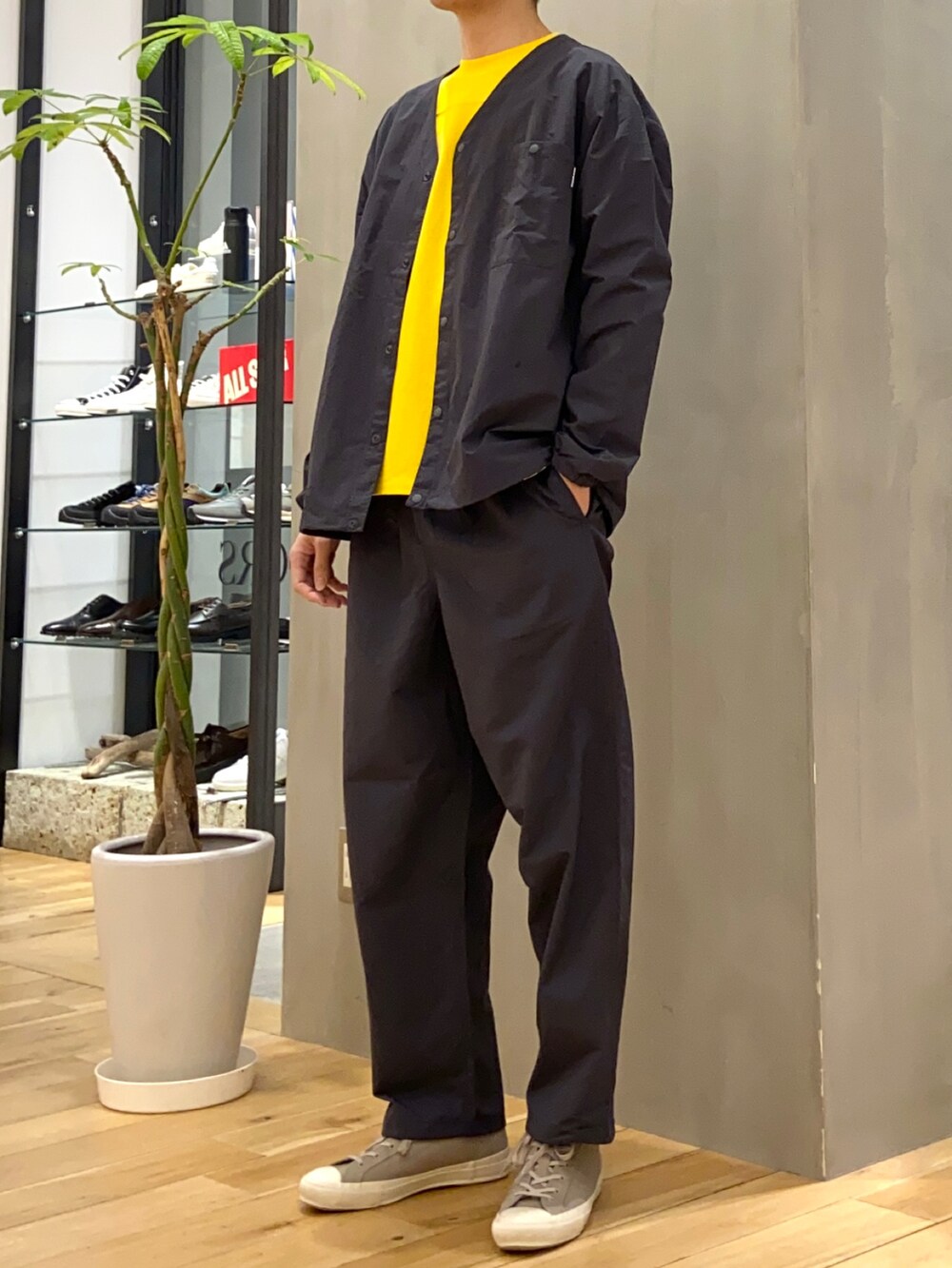 グレー系のナイロンジャケット、グレー系のその他パンツ、イエロー系のTシャツ/カットソーを着用したメンズの春コーディネートの5枚目の写真