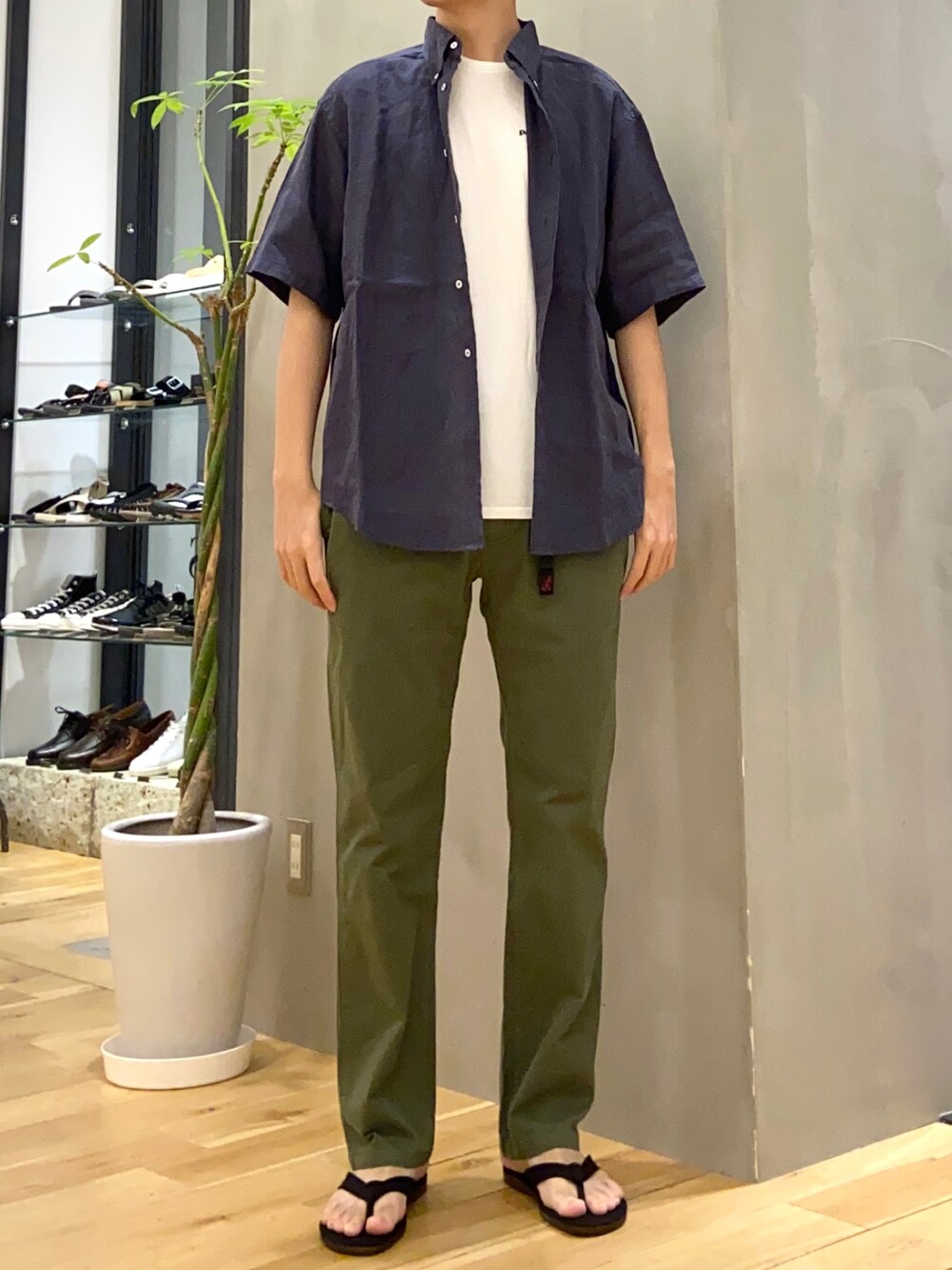 ブルー系のシャツ/ブラウス、グリーン系のその他パンツ、ブラック系のサンダルを着用したメンズの夏コーディネートの3枚目の写真