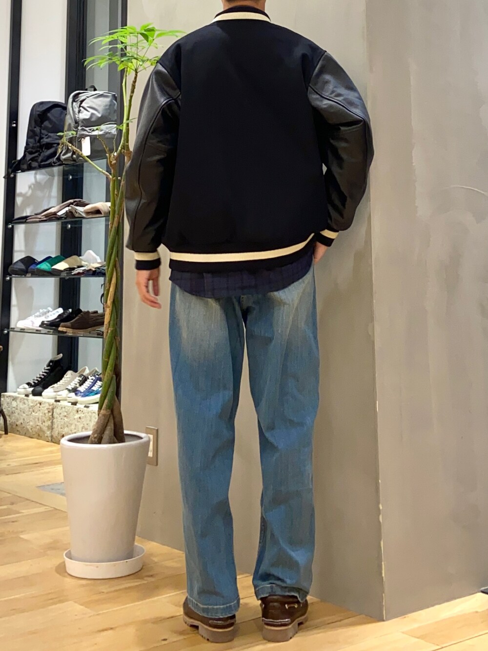 ブラック系のスタジャン、ブラック系のシャツ/ブラウス、ブルー系のその他パンツを着用したメンズの秋コーディネートの2枚目の写真