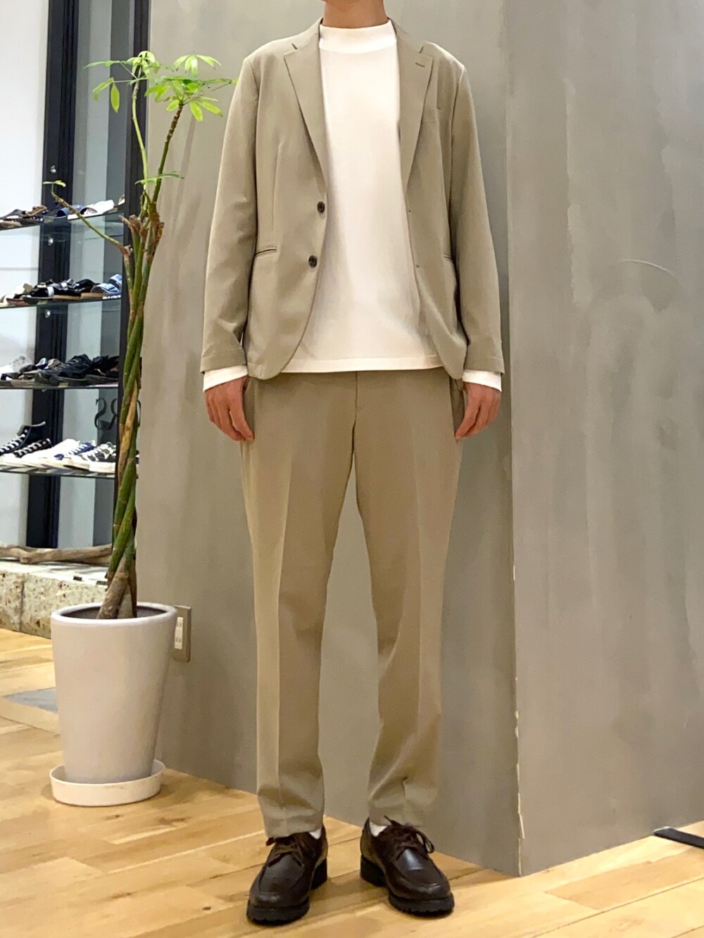 ベージュ系のテーラードジャケット、ホワイト系のTシャツ/カットソー、ブラウン系のその他シューズを着用したメンズの夏コーディネートの2枚目の写真