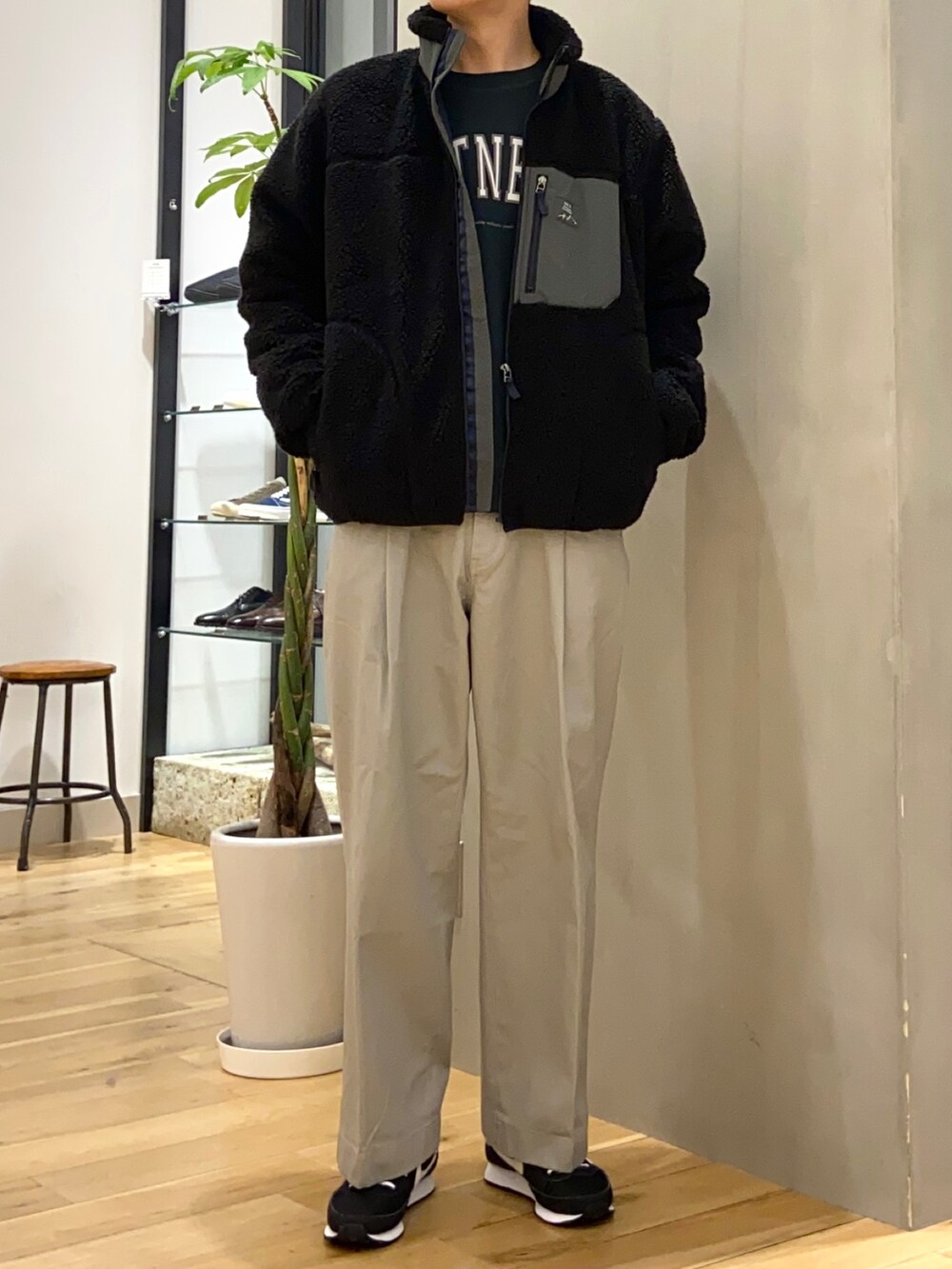 ブラック系のブルゾン、グリーン系のスウェット、グレー系のその他パンツを着用したメンズの冬コーディネートの3枚目の写真