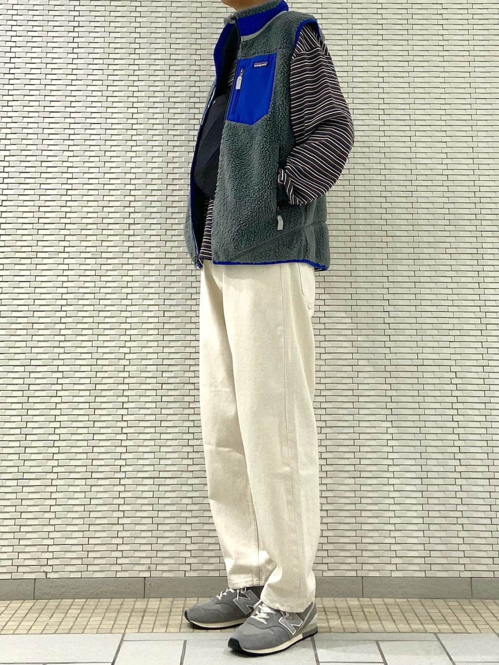 グレー系のジャケット/アウター、ブラック系のTシャツ/カットソー、ブラック系のショルダーバッグを着用したメンズの秋コーディネートの2枚目の写真
