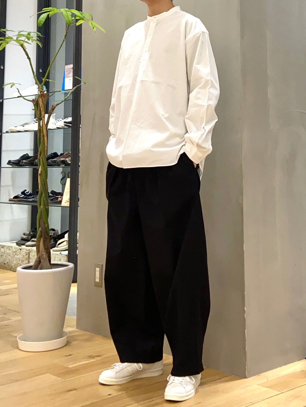 ホワイト系のシャツ/ブラウス、ブルー系のナイロンジャケット、ベージュ系のスニーカーを着用したメンズの春コーディネートの3枚目の写真