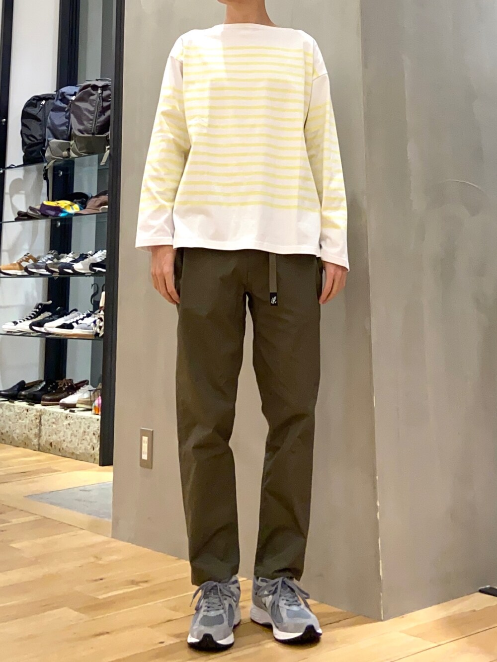 ホワイト系のカーディガン/ボレロ、イエロー系のTシャツ/カットソー、グリーン系のその他パンツを着用したメンズの春コーディネートの2枚目の写真