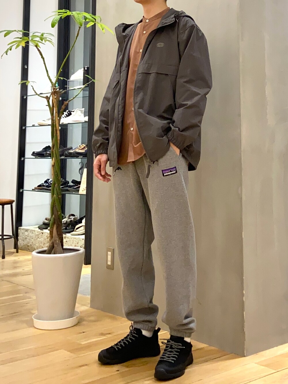 グレー系のマウンテンパーカー、ブラウン系のシャツ/ブラウス、その他のその他を着用したメンズの春コーディネートの4枚目の写真