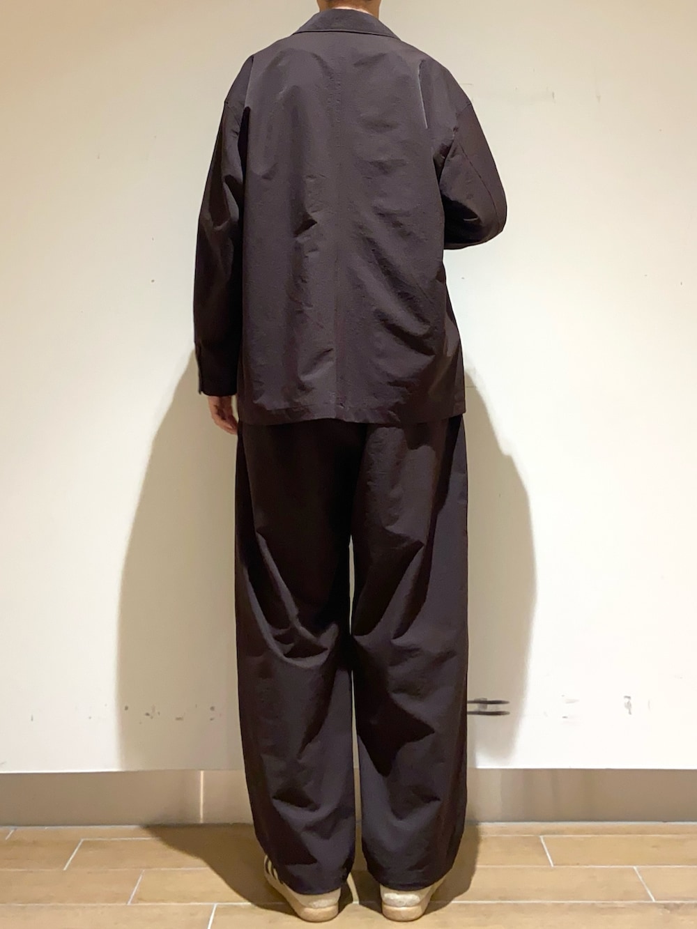 ブラウン系のその他アウター、ブラウン系のその他パンツ、ホワイト系のTシャツ/カットソーを着用したメンズの春コーディネートの5枚目の写真