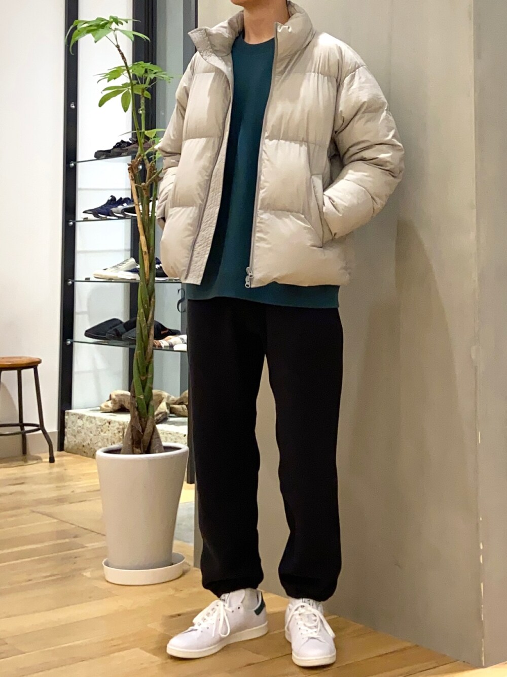 グレー系のダウンジャケット/コート、グリーン系のスウェット、グリーン系のスニーカーを着用したメンズの秋コーディネートの2枚目の写真