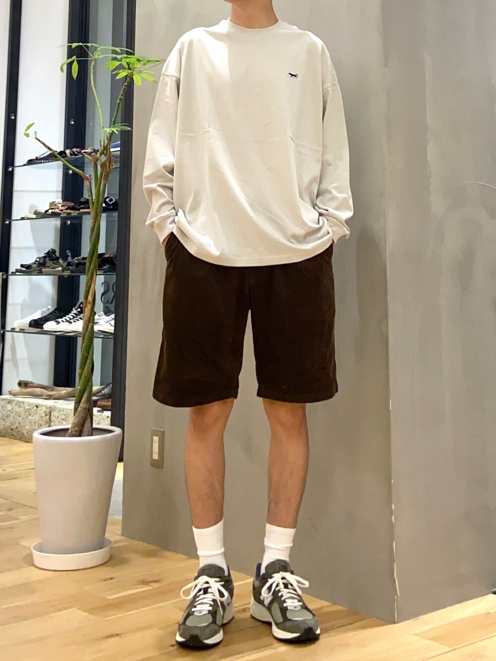 グレー系のTシャツ/カットソー、ブラウン系のその他パンツを着用したメンズの夏コーディネートの3枚目の写真