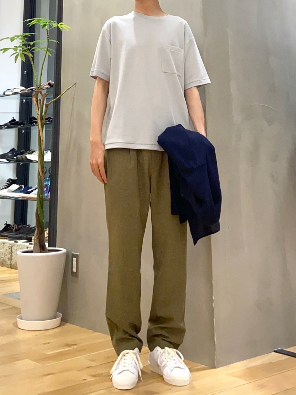 ブルー系のシャツ/ブラウス、ブルー系のTシャツ/カットソー、グリーン系のその他パンツを着用したメンズの夏コーディネートの2枚目の写真