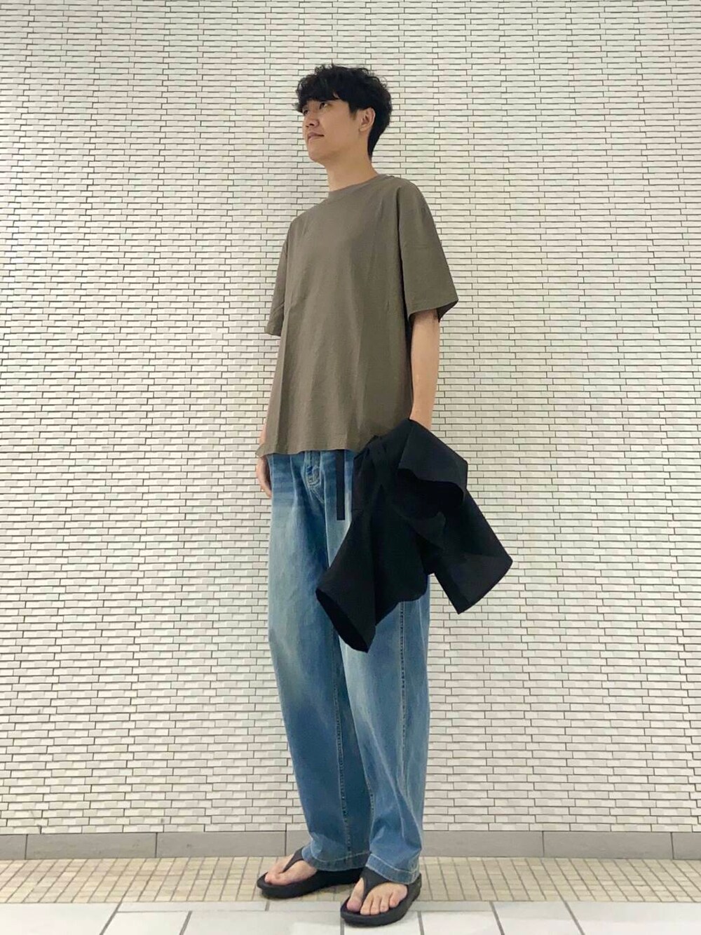 ブラック系のサンダル、ブラック系のシャツ/ブラウス、ブラウン系のTシャツ/カットソーを着用したメンズの夏コーディネートの2枚目の写真