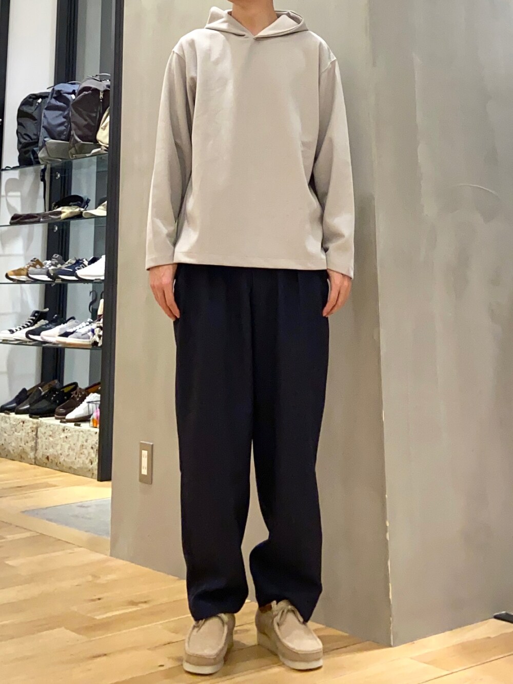 ブルー系のブルゾン、ホワイト系のパーカー、ブルー系のその他パンツを着用したメンズの春コーディネートの2枚目の写真