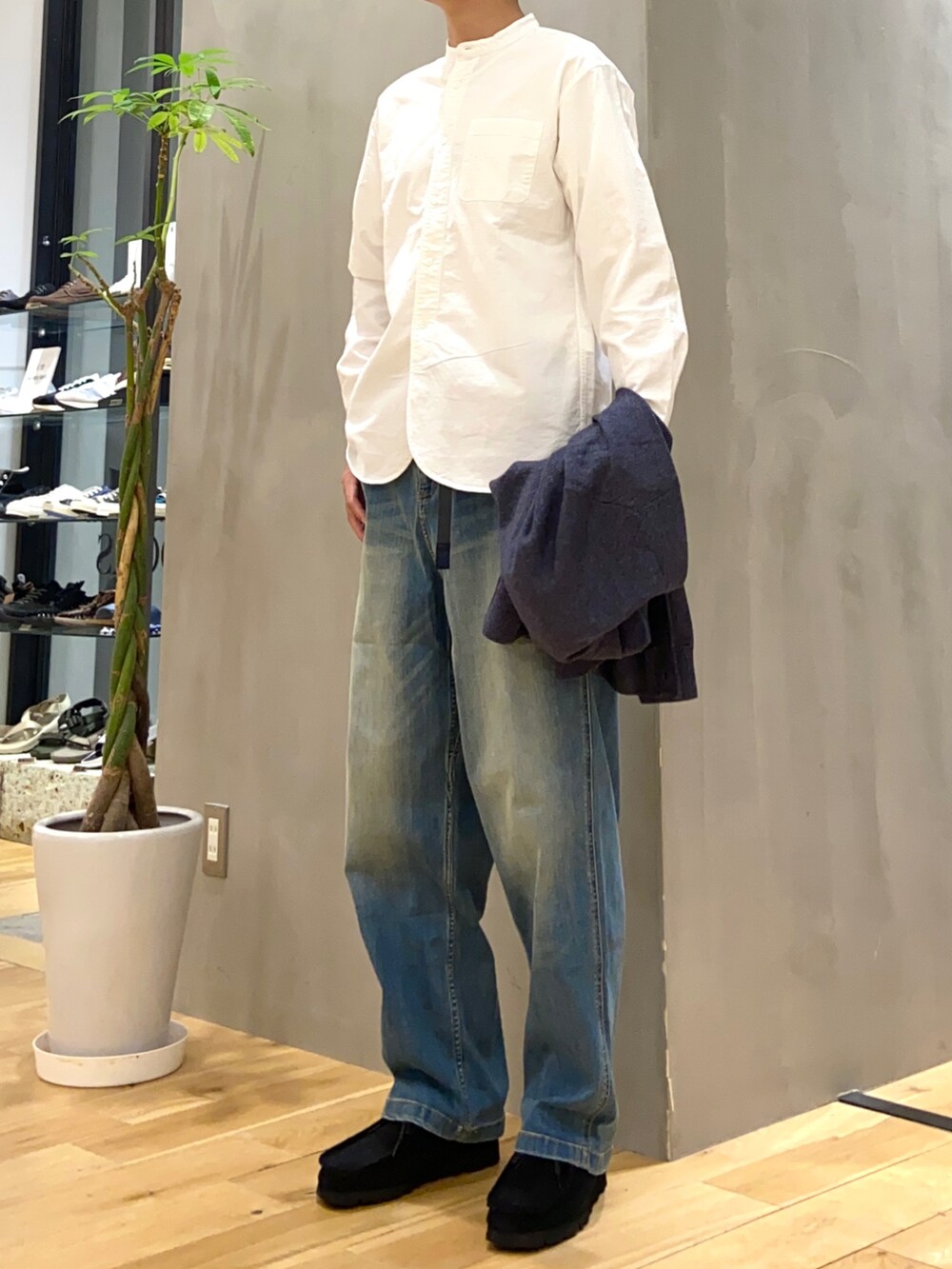 ブルー系のカーディガン/ボレロ、ホワイト系のシャツ/ブラウス、ブルー系のその他パンツを着用したメンズの秋コーディネートの2枚目の写真