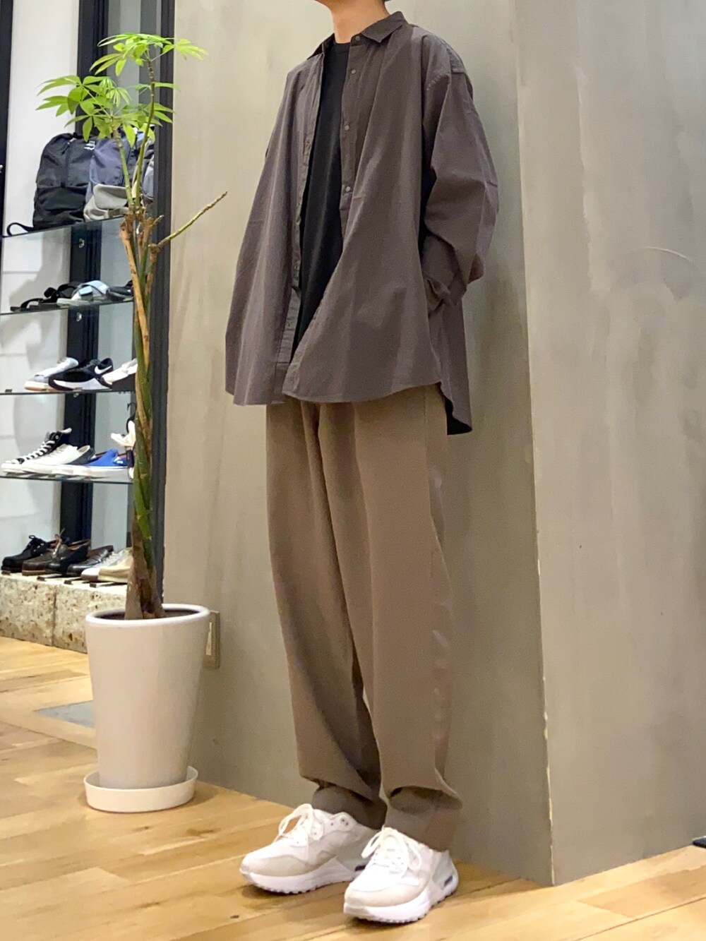 ブラック系のTシャツ/カットソー、ブラウン系のその他パンツ、グレー系のシャツ/ブラウスを着用したメンズの春コーディネートの3枚目の写真