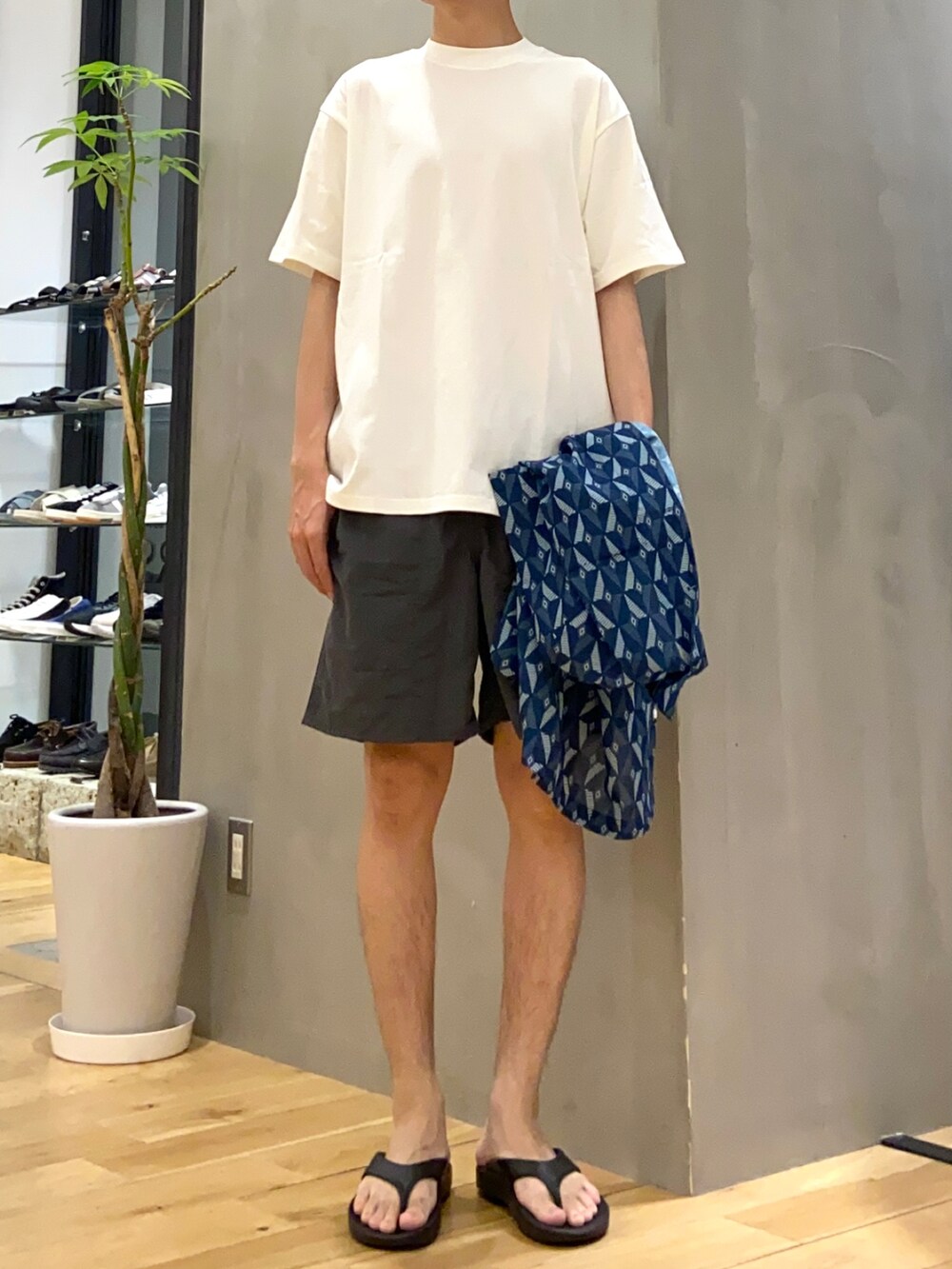 ブルー系のシャツ/ブラウス、ホワイト系のTシャツ/カットソー、ブラック系のサンダルを着用したメンズの夏コーディネートの2枚目の写真