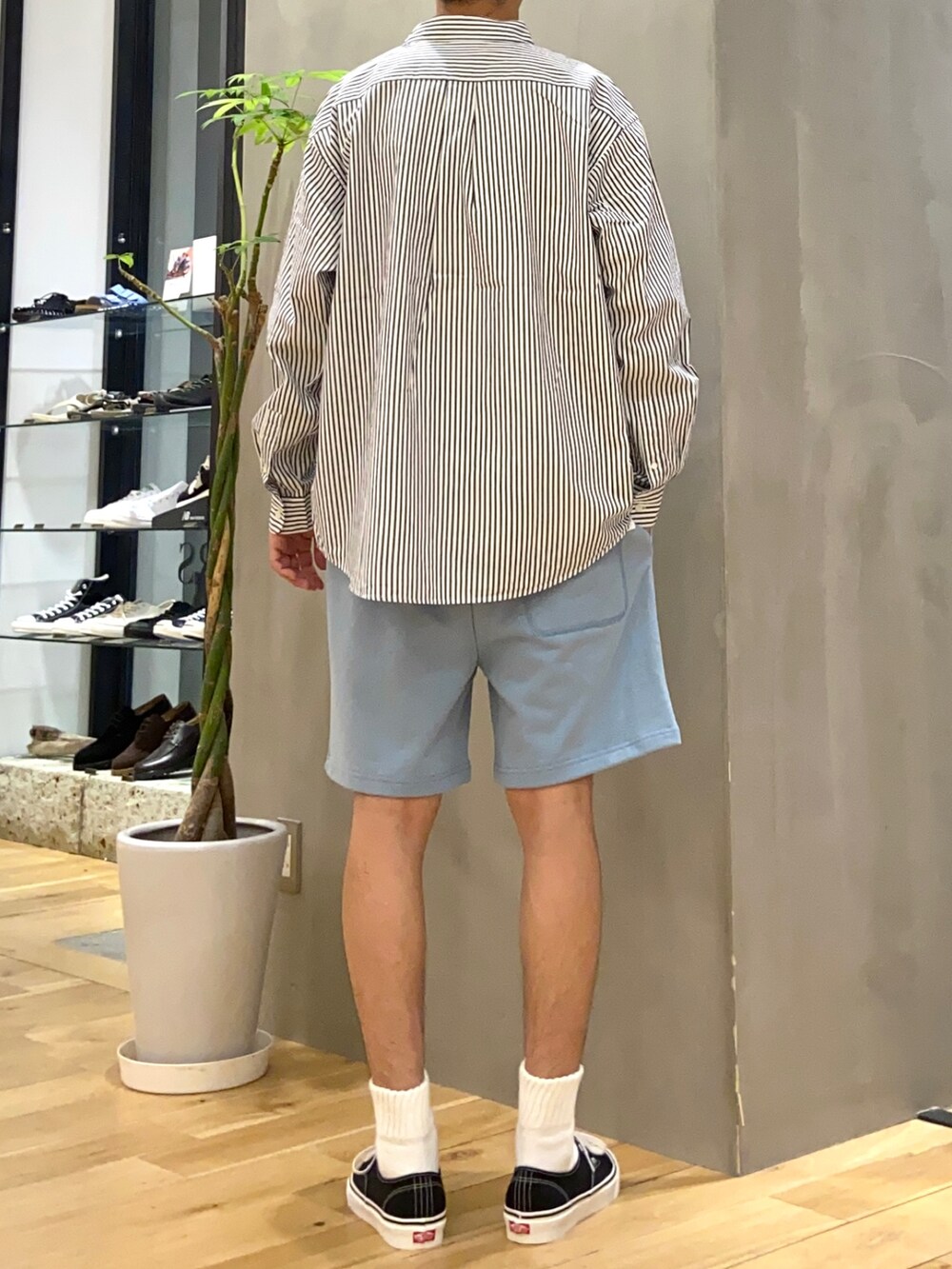 ブルー系のシャツ/ブラウス、ホワイト系のTシャツ/カットソー、ブルー系のその他パンツを着用したメンズの夏コーディネートの4枚目の写真