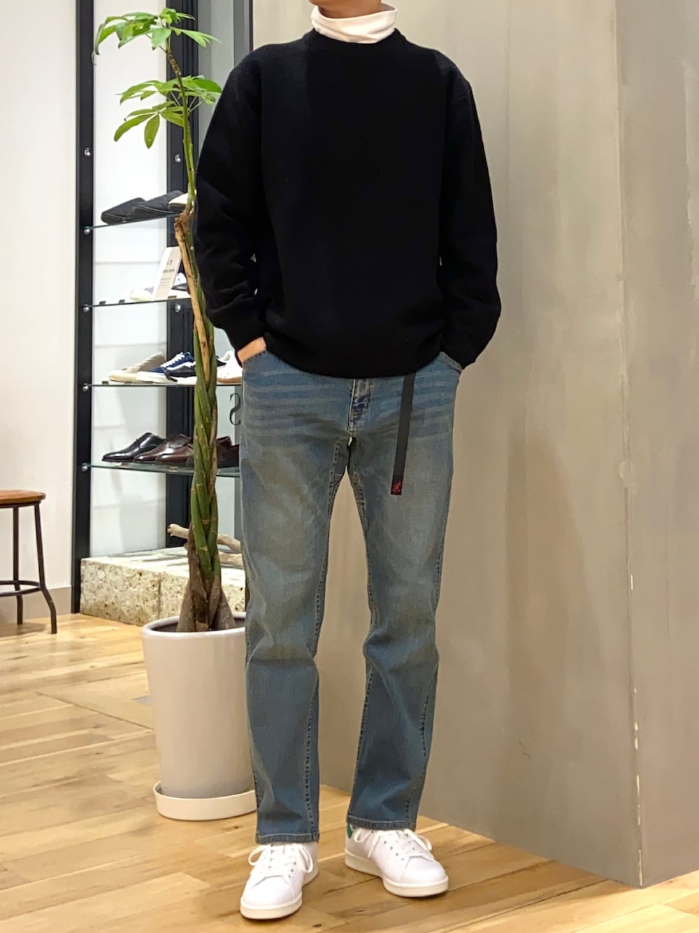 ホワイト系のTシャツ/カットソー、ブラック系のニット/セーター、ブルー系のその他パンツを着用したメンズの冬コーディネートの2枚目の写真