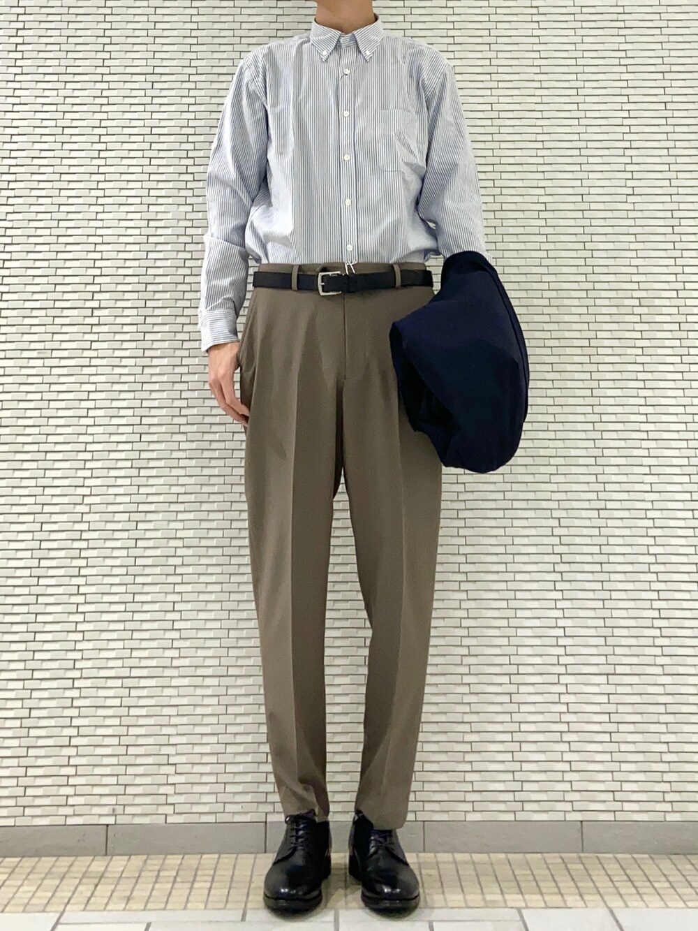 ブルー系のスーツジャケット、その他のシャツ/ブラウス、ブラウン系のスーツパンツを着用したメンズの春コーディネートの2枚目の写真