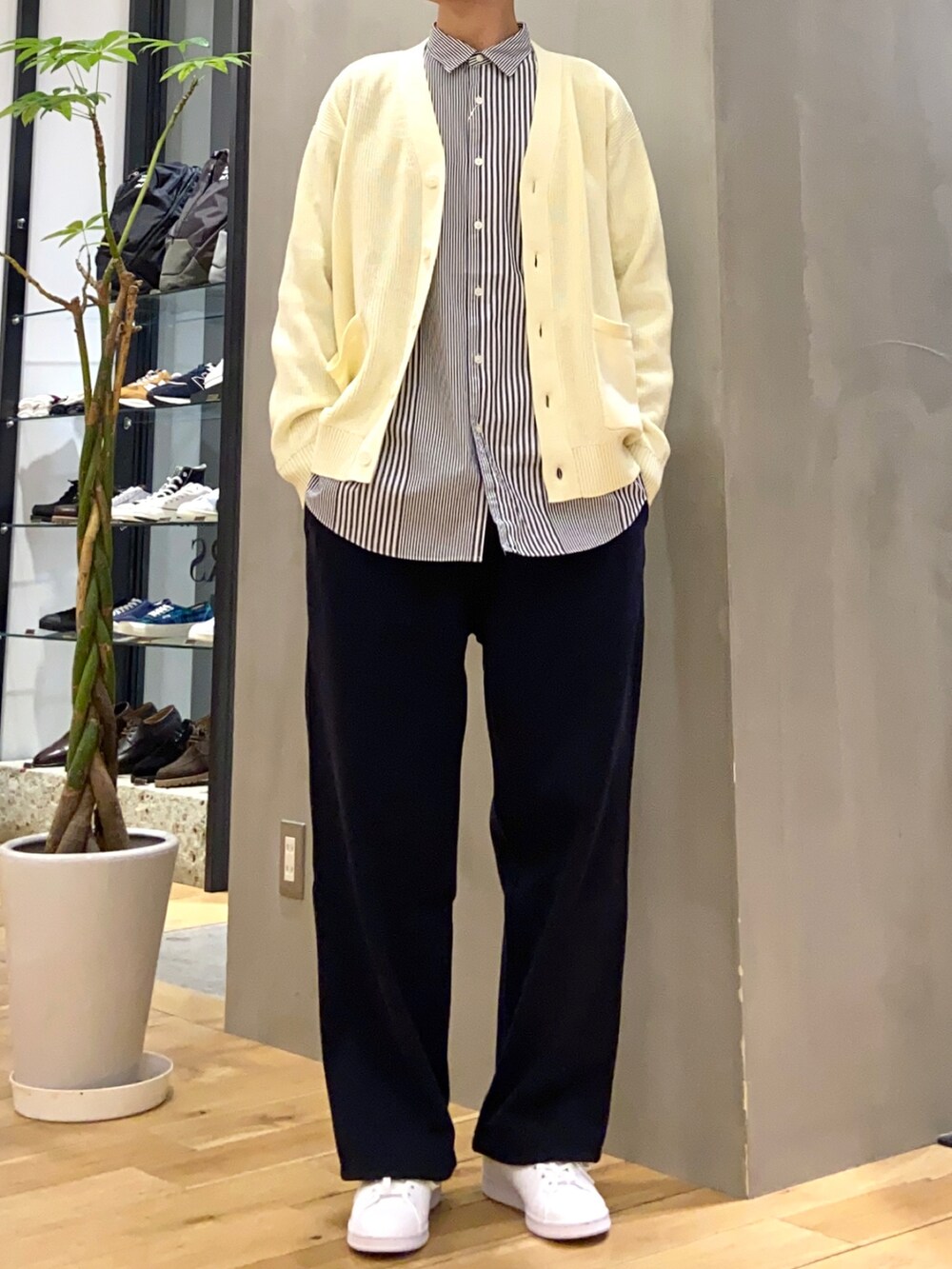 ホワイト系のカーディガン/ボレロ、ブルー系のシャツ/ブラウス、ブラック系のスニーカーを着用したメンズの冬コーディネートの4枚目の写真