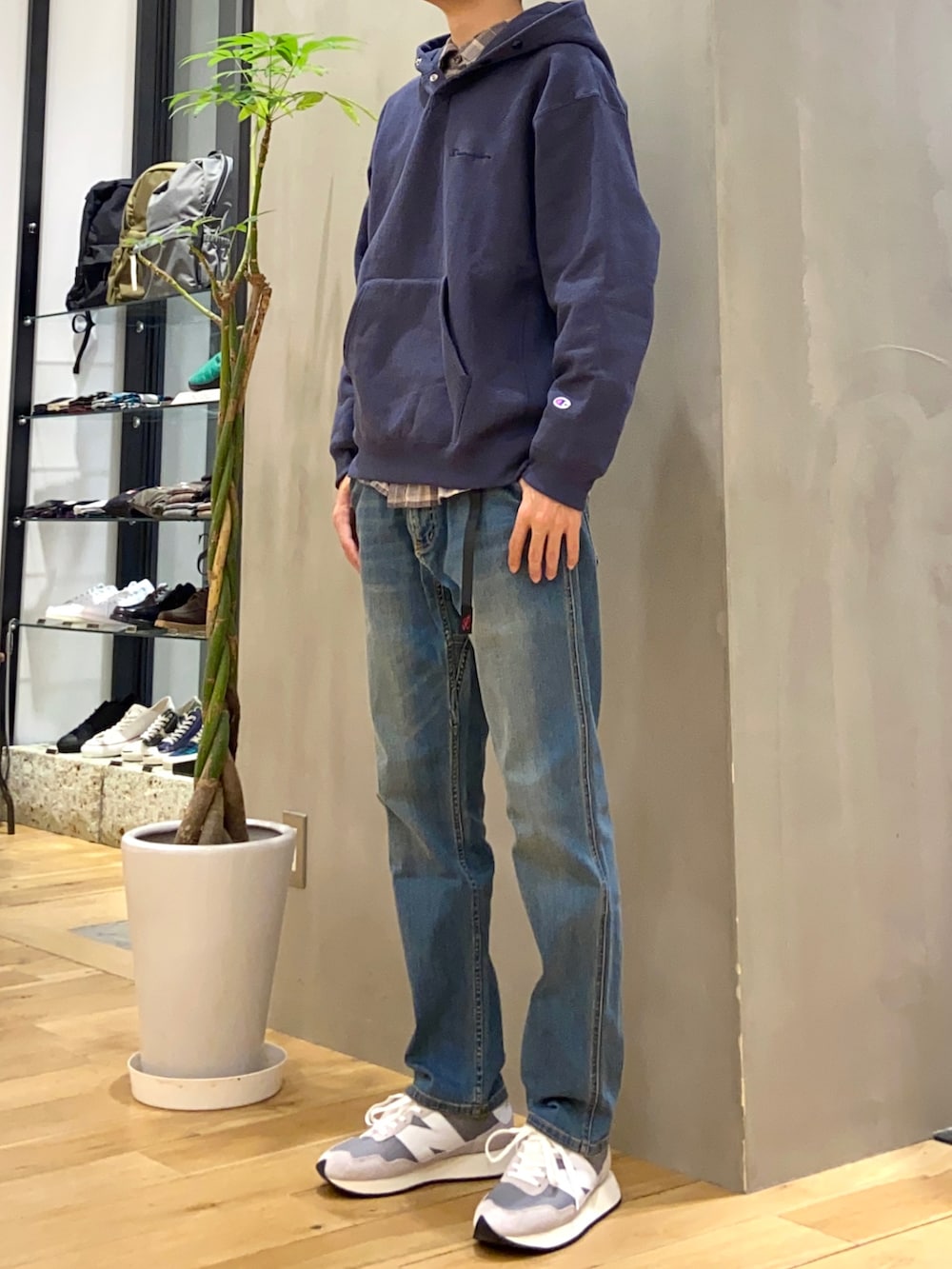 ブルー系のパーカー、ブルー系のその他パンツを着用したメンズの秋コーディネートの2枚目の写真