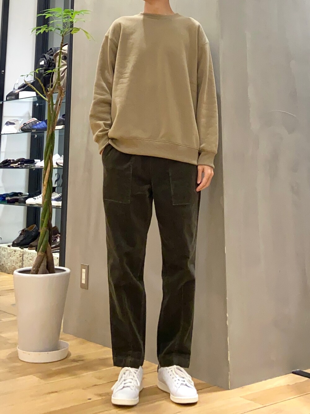 ブルー系のカーディガン/ボレロ、ベージュ系のスウェット、グリーン系のその他パンツを着用したメンズの冬コーディネートの2枚目の写真