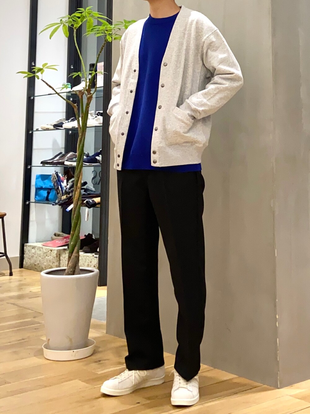 グレー系のカーディガン/ボレロ、ブルー系のニット/セーター、ブラック系のその他パンツを着用したメンズの冬コーディネートの2枚目の写真