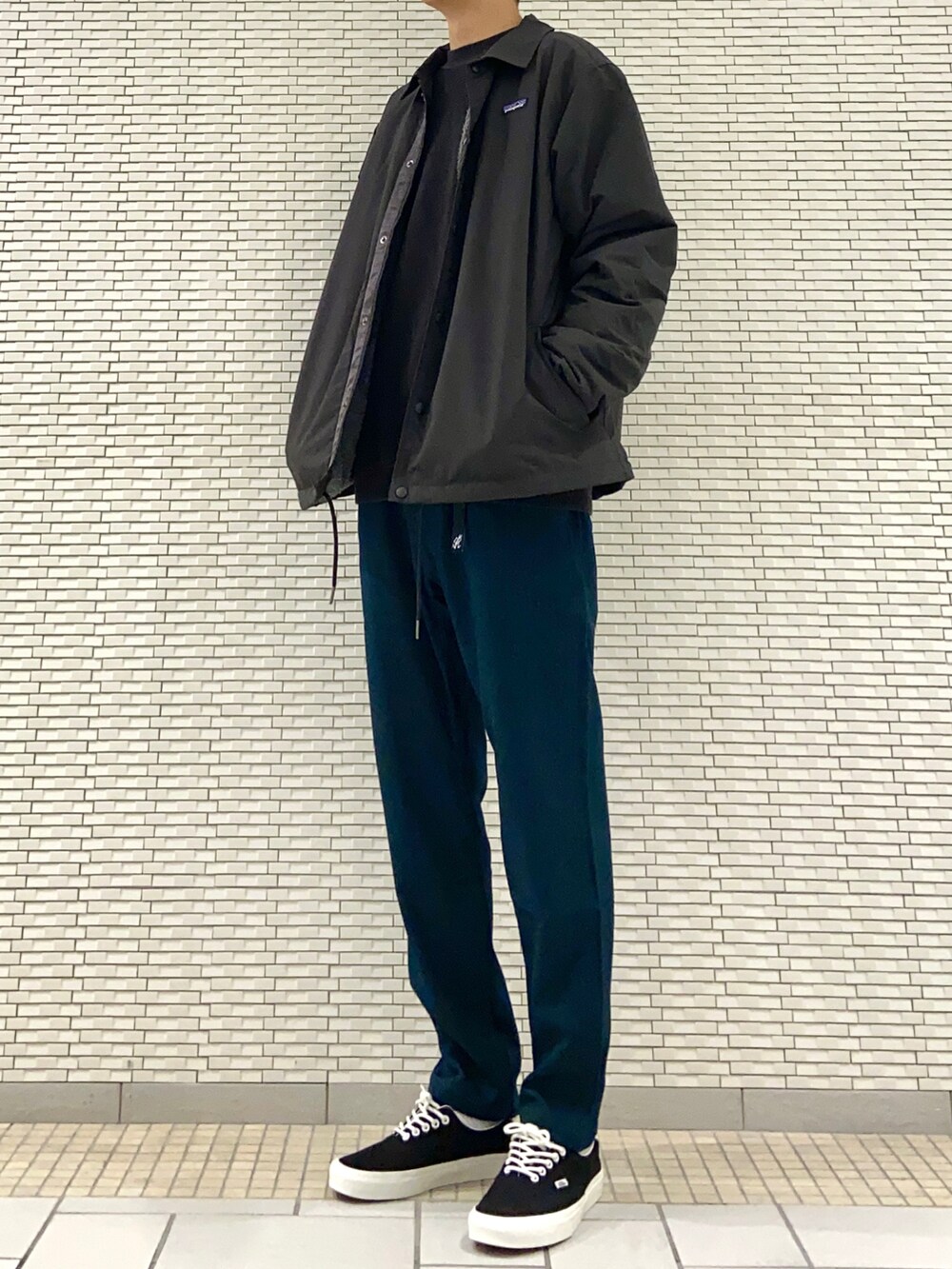ブラック系のジャケット/アウター、グレー系のニット/セーター、グリーン系のその他パンツを着用したメンズの秋コーディネートの3枚目の写真