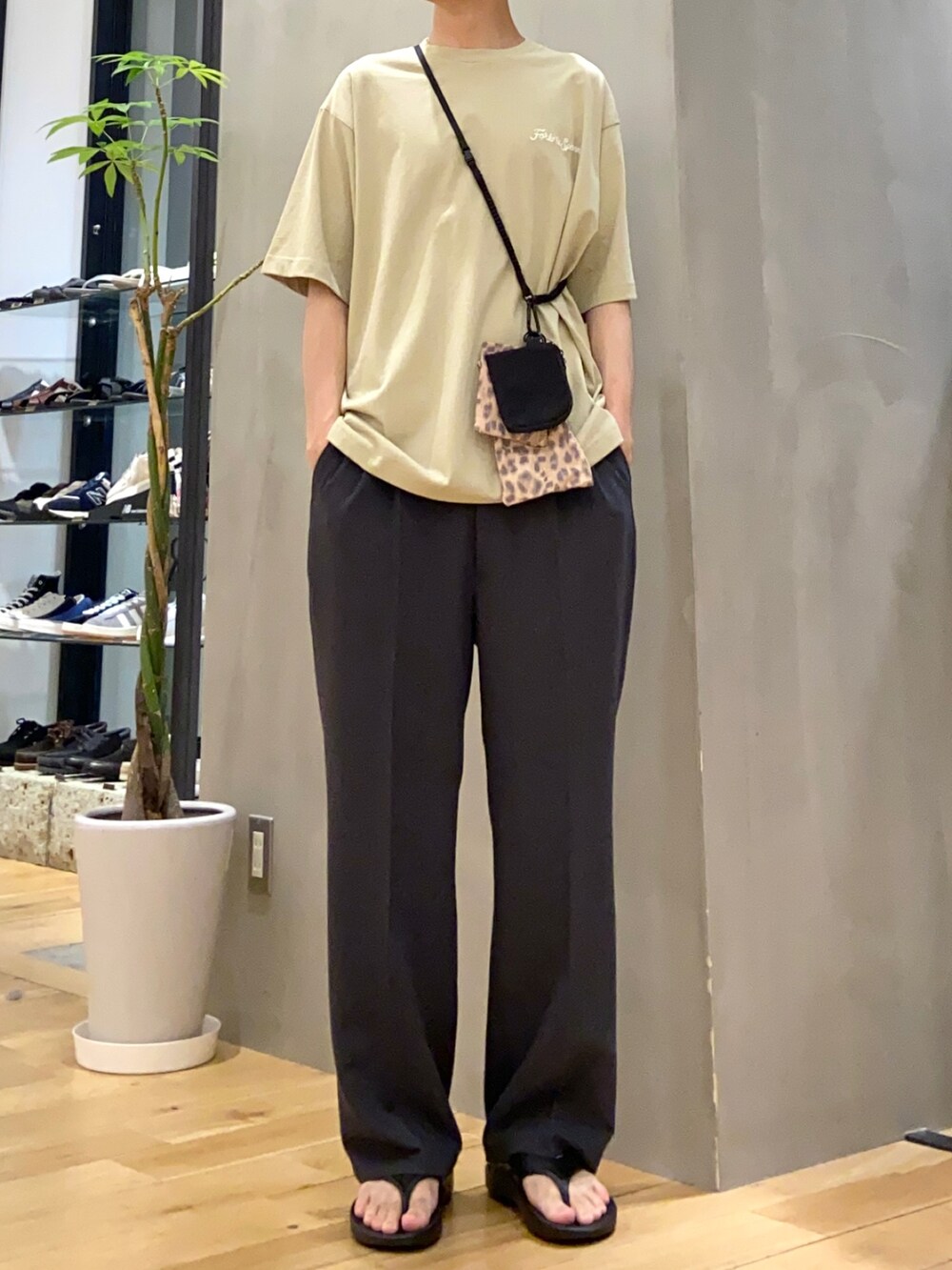 ベージュ系のTシャツ/カットソー、その他のショルダーバッグ、グレー系のスラックスを着用したメンズの春コーディネートの3枚目の写真