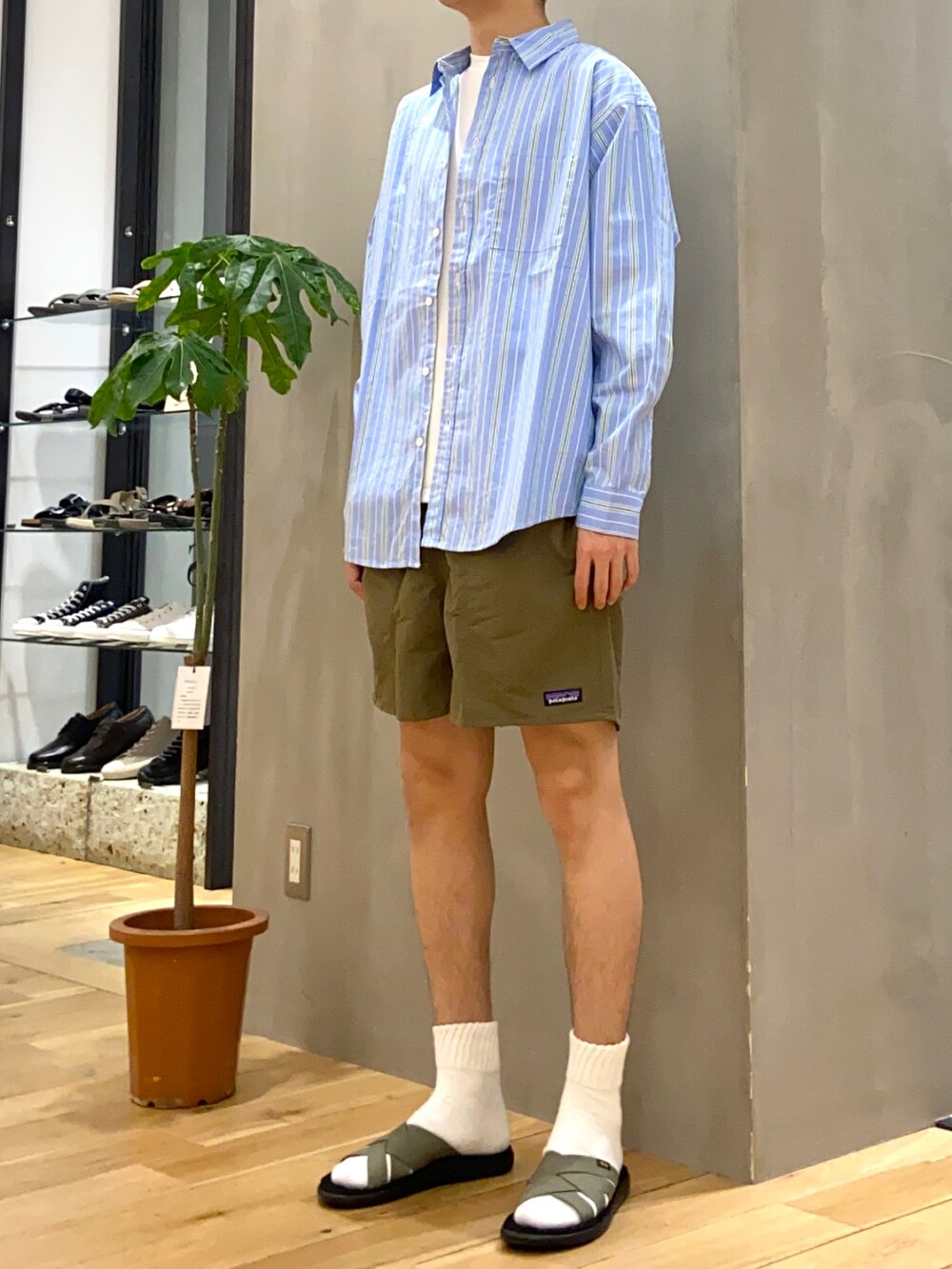 ブルー系のシャツ/ブラウス、ホワイト系のTシャツ/カットソー、グリーン系のサンダルを着用したメンズの春コーディネートの2枚目の写真