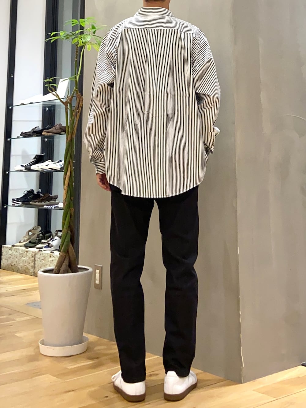 グリーン系のシャツ/ブラウス、グリーン系のTシャツ/カットソー、ホワイト系のスニーカーを着用したメンズの秋コーディネートの3枚目の写真