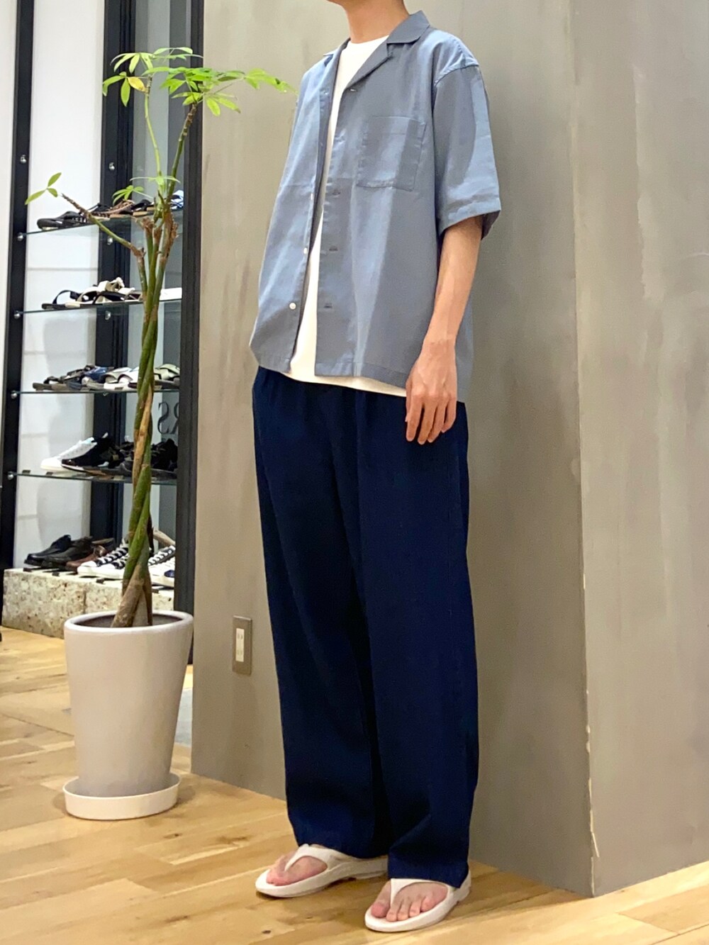 ブルー系のシャツ/ブラウス、ホワイト系のTシャツ/カットソー、ホワイト系のサンダルを着用したメンズの夏コーディネートの3枚目の写真